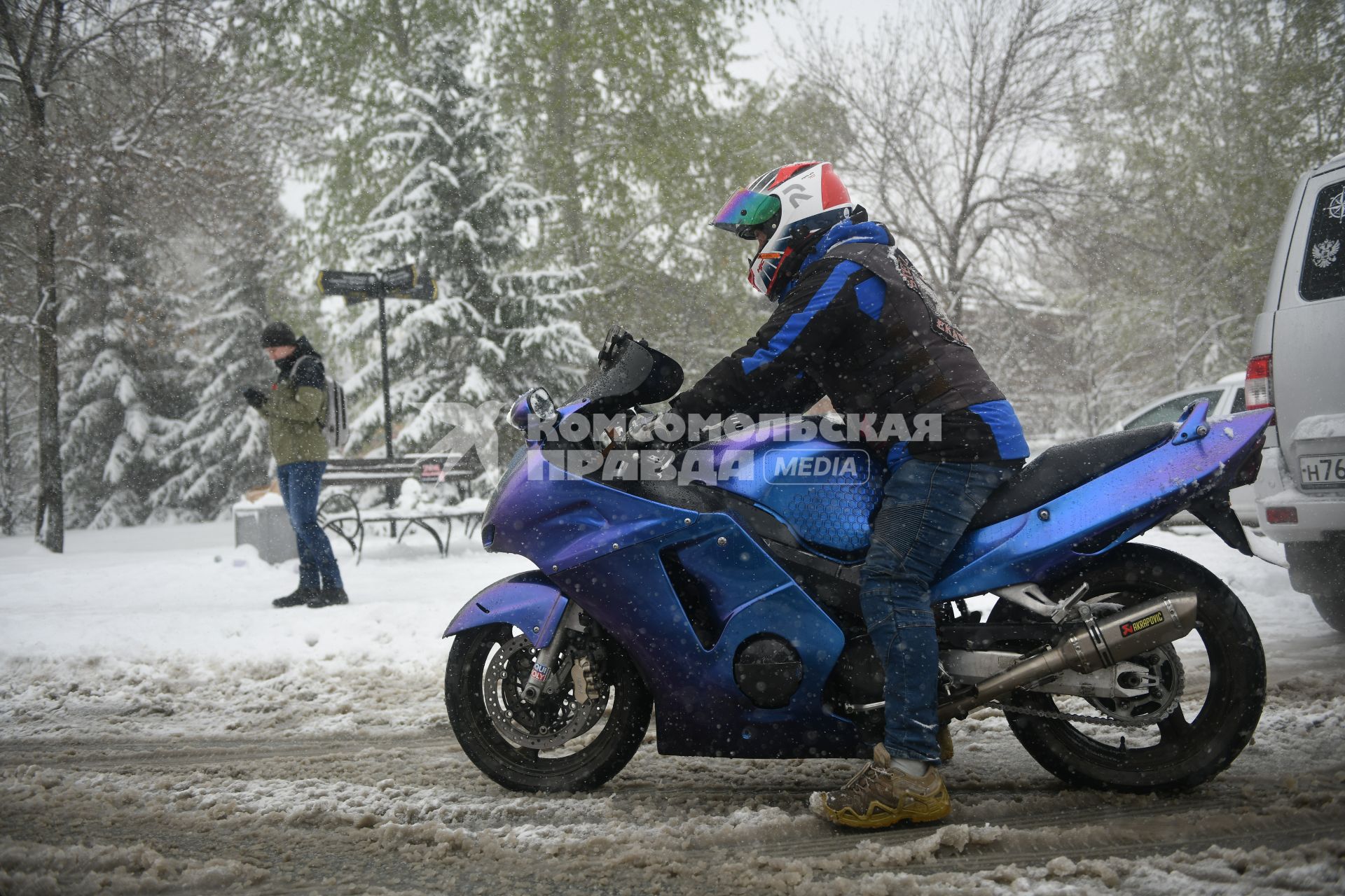 В Екатеринбурге открыли мотосезон, несмотря на майский снегопад