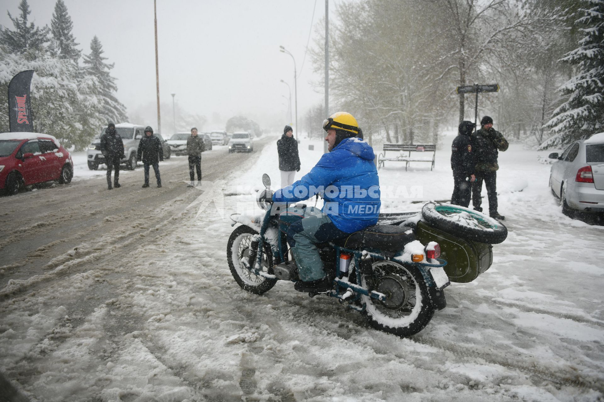 В Екатеринбурге открыли мотосезон, несмотря на майский снегопад