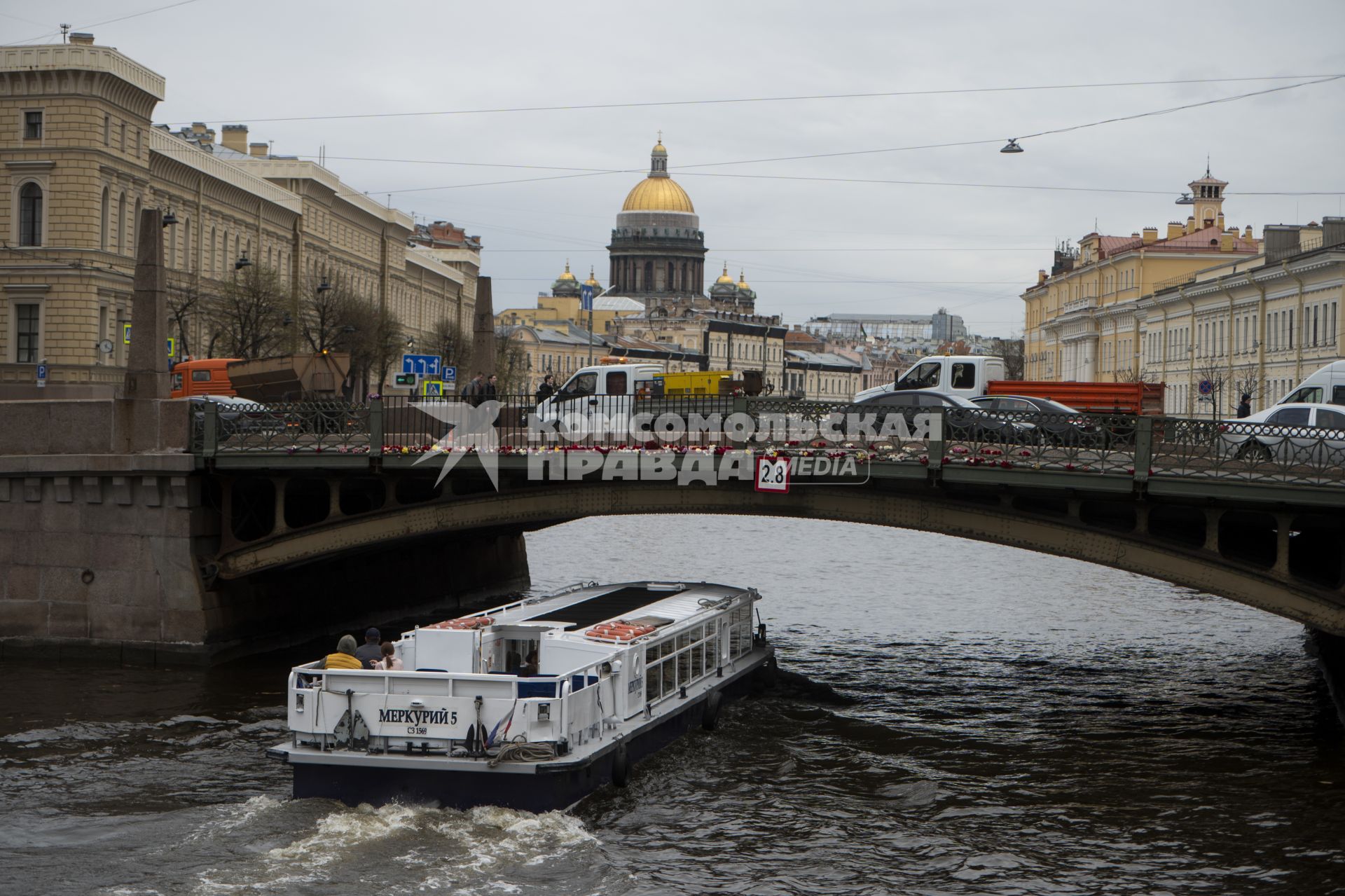 Место падения автобуса в Санкт-Петербурге