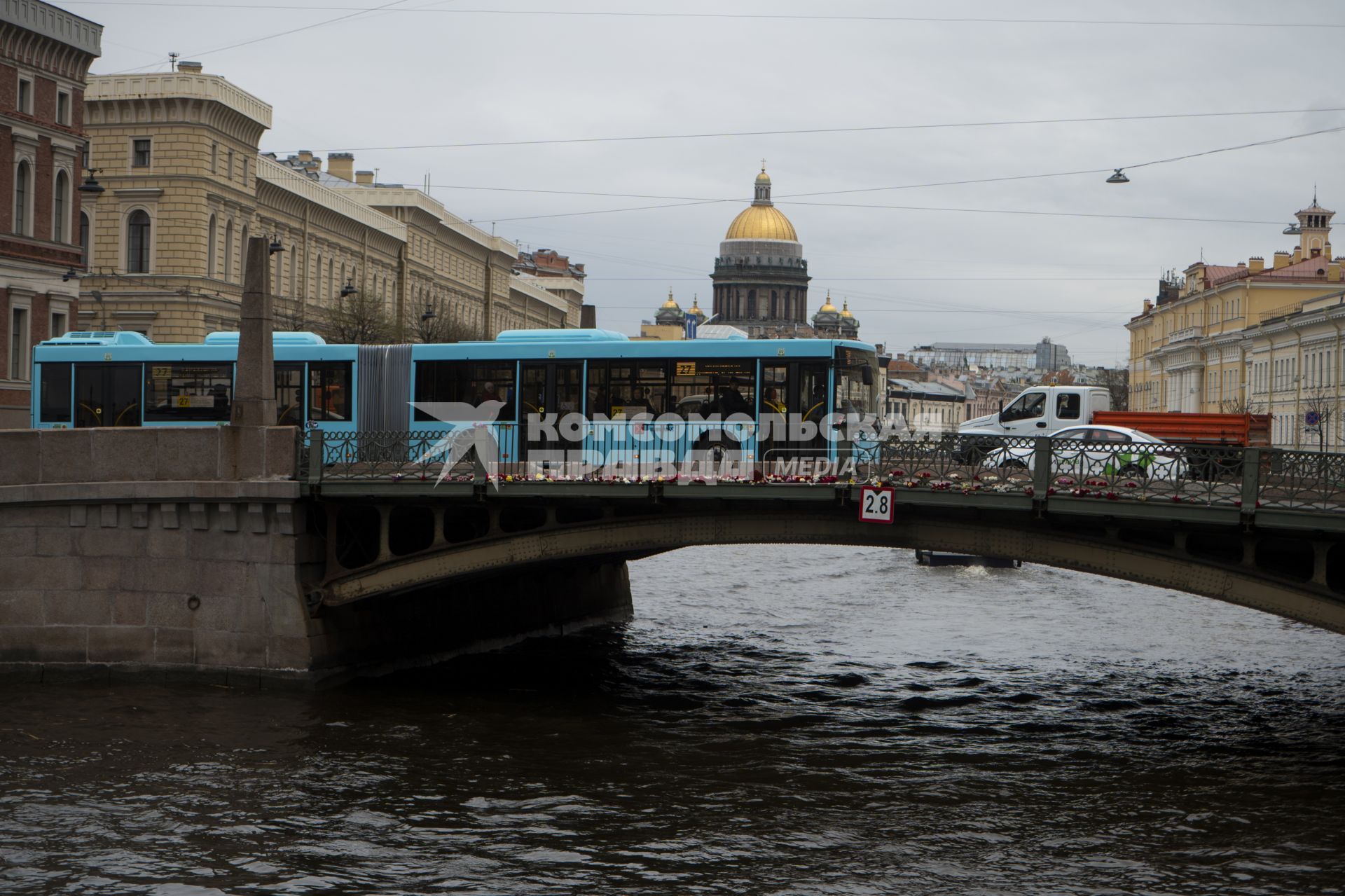 Место падения автобуса в Санкт-Петербурге