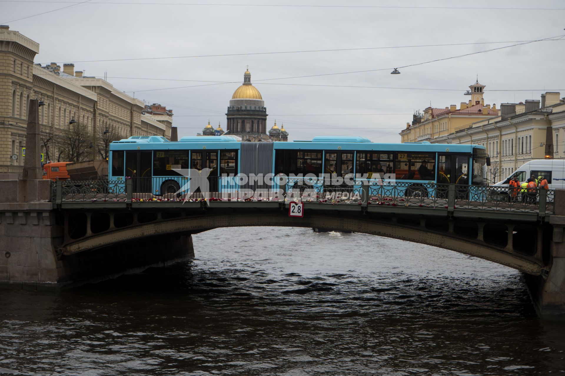 Место падения автобуса в Санкт-Петербурге