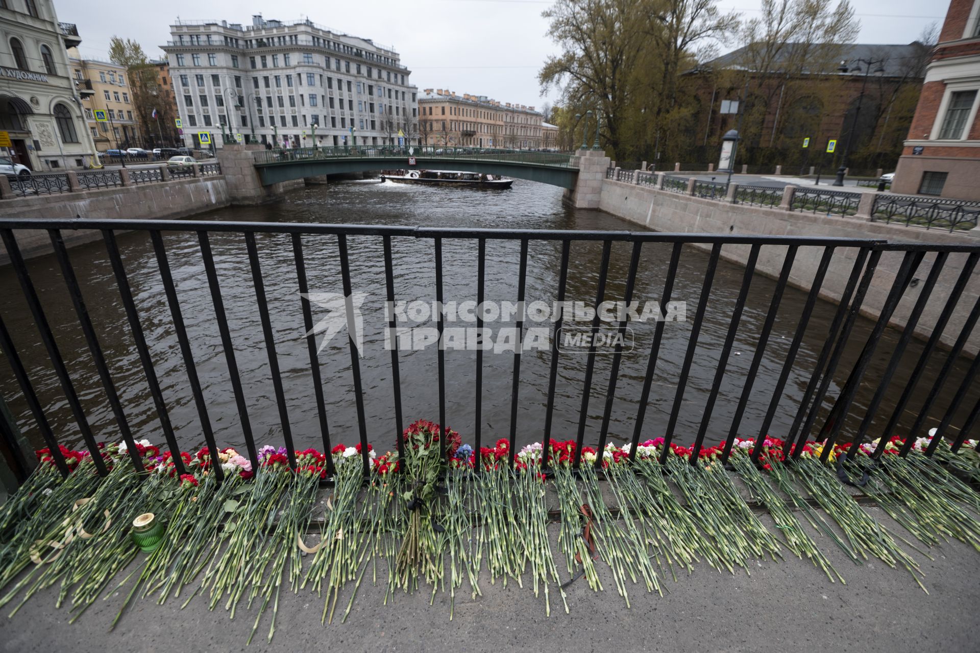 Место падения автобуса в Санкт-Петербурге