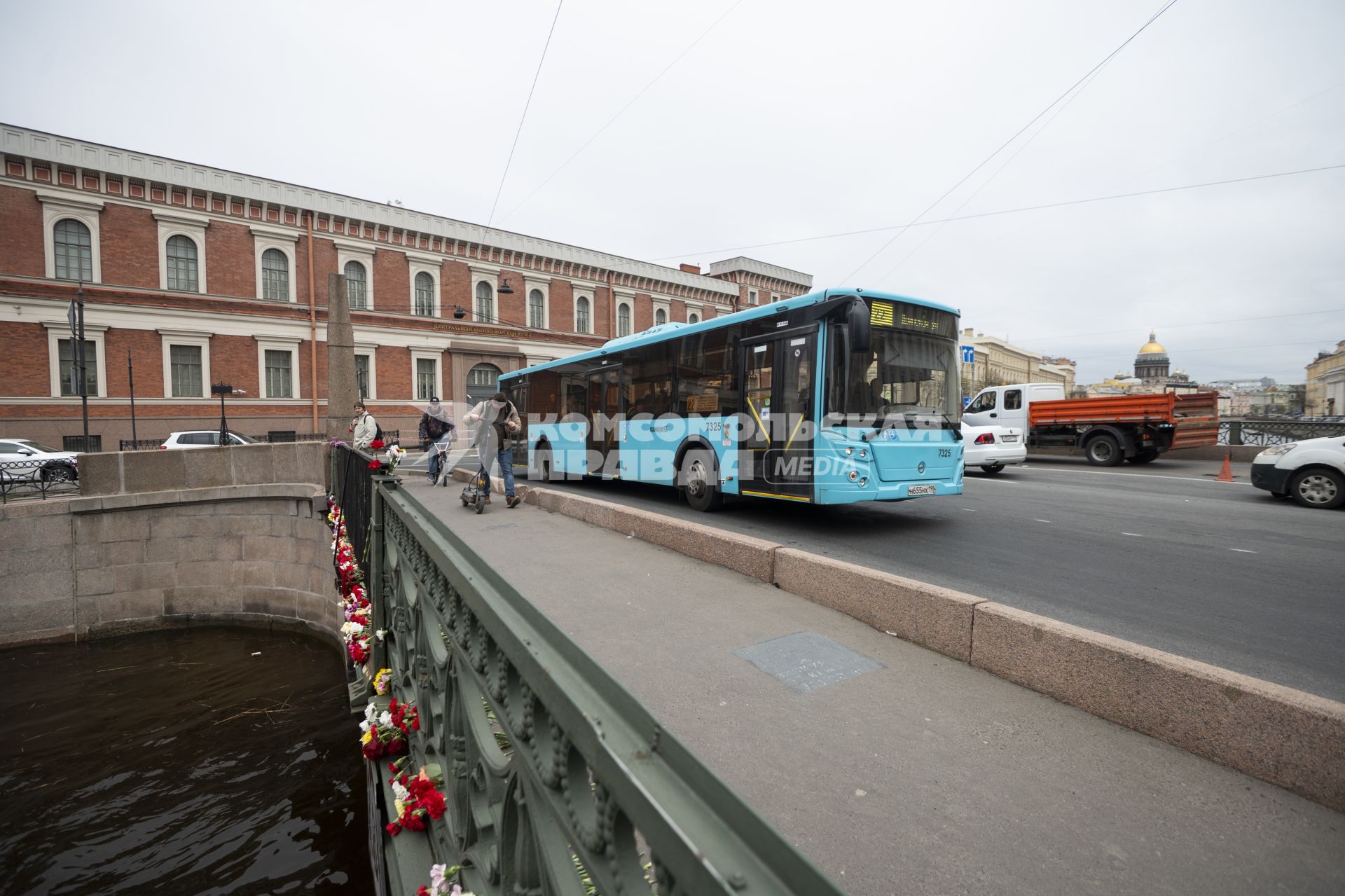 Место падения автобуса в Санкт-Петербурге