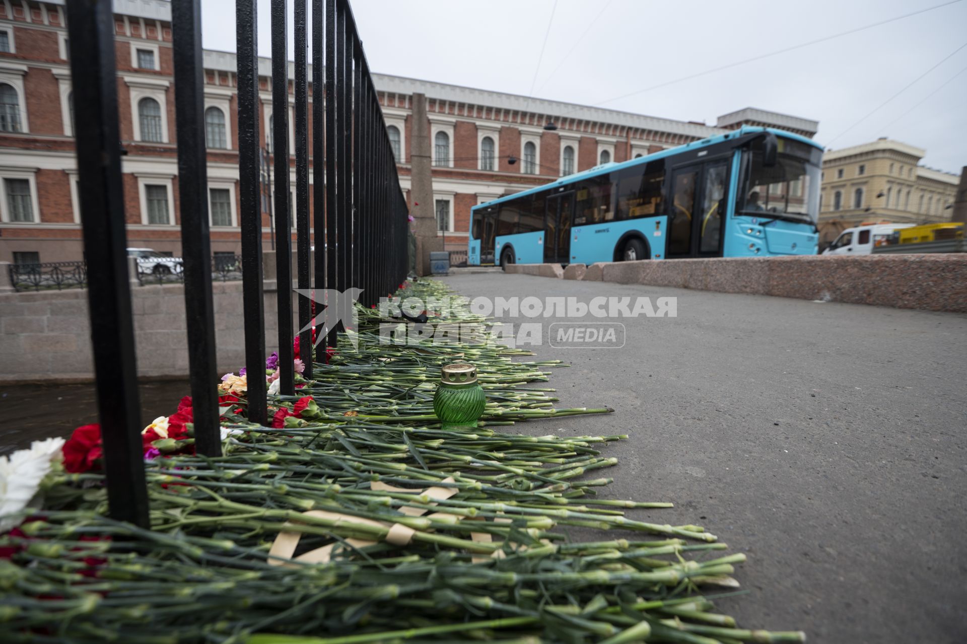 Место падения автобуса в Санкт-Петербурге