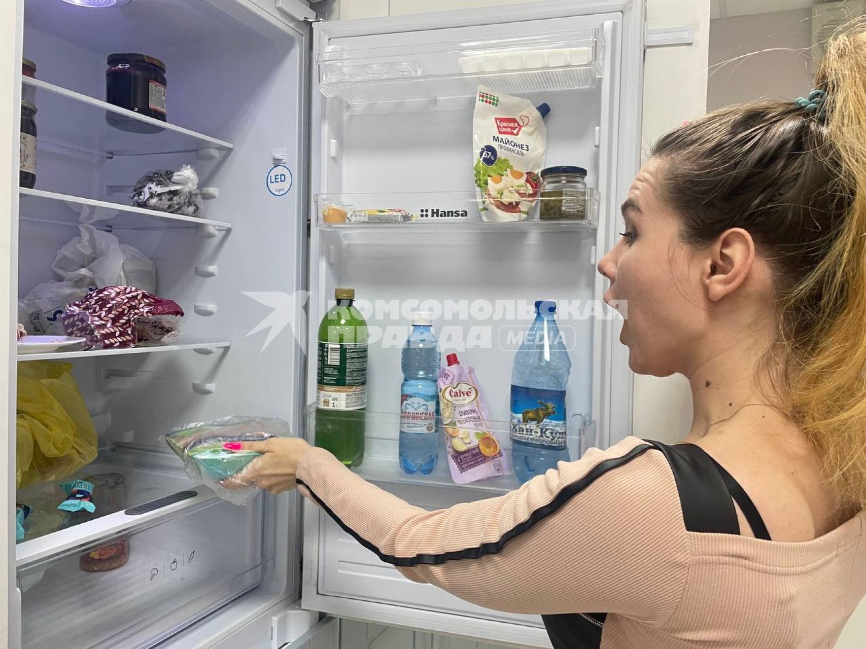 Девушка у холодильника
