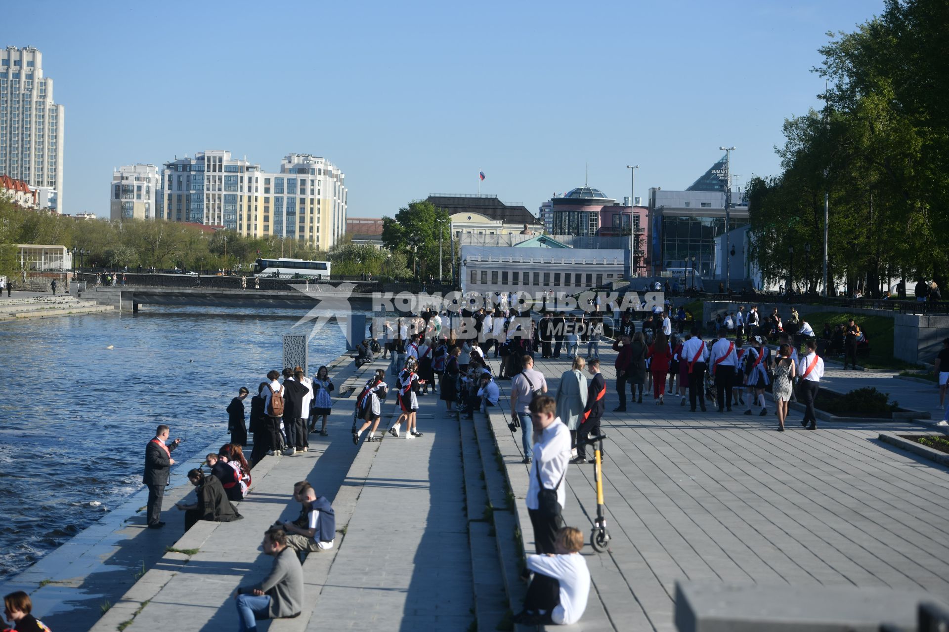 Школьники отмечают последний звонок в Екатеринбурге