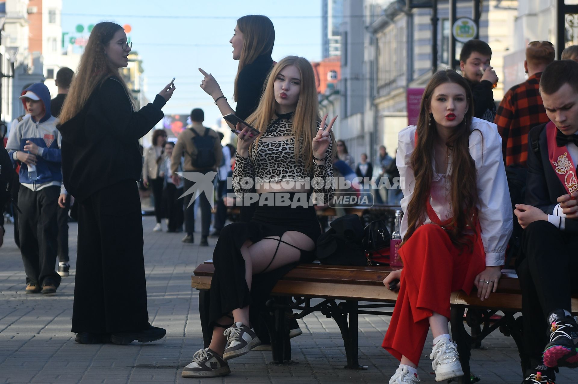 Школьники отмечают последний звонок в Екатеринбурге