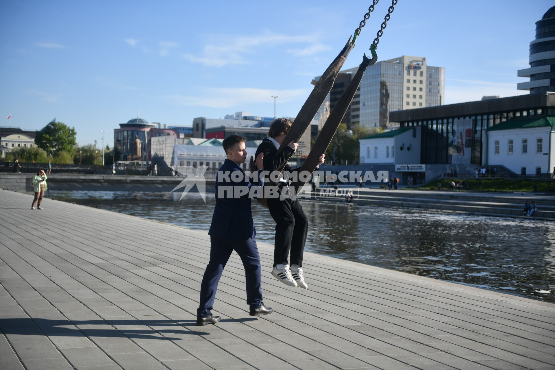 Школьники отмечают последний звонок в Екатеринбурге