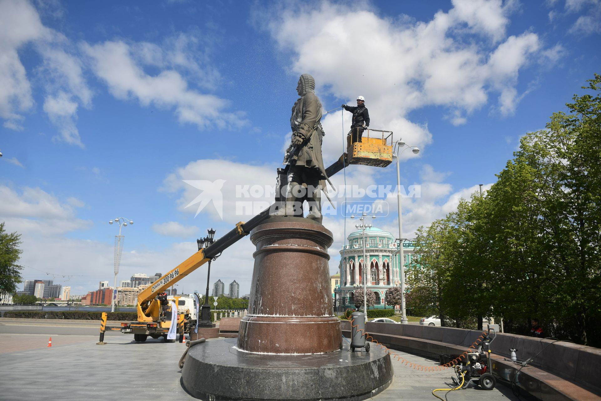В Екатеринбурге помыли памятник основателям города Татищеву и де Генину
