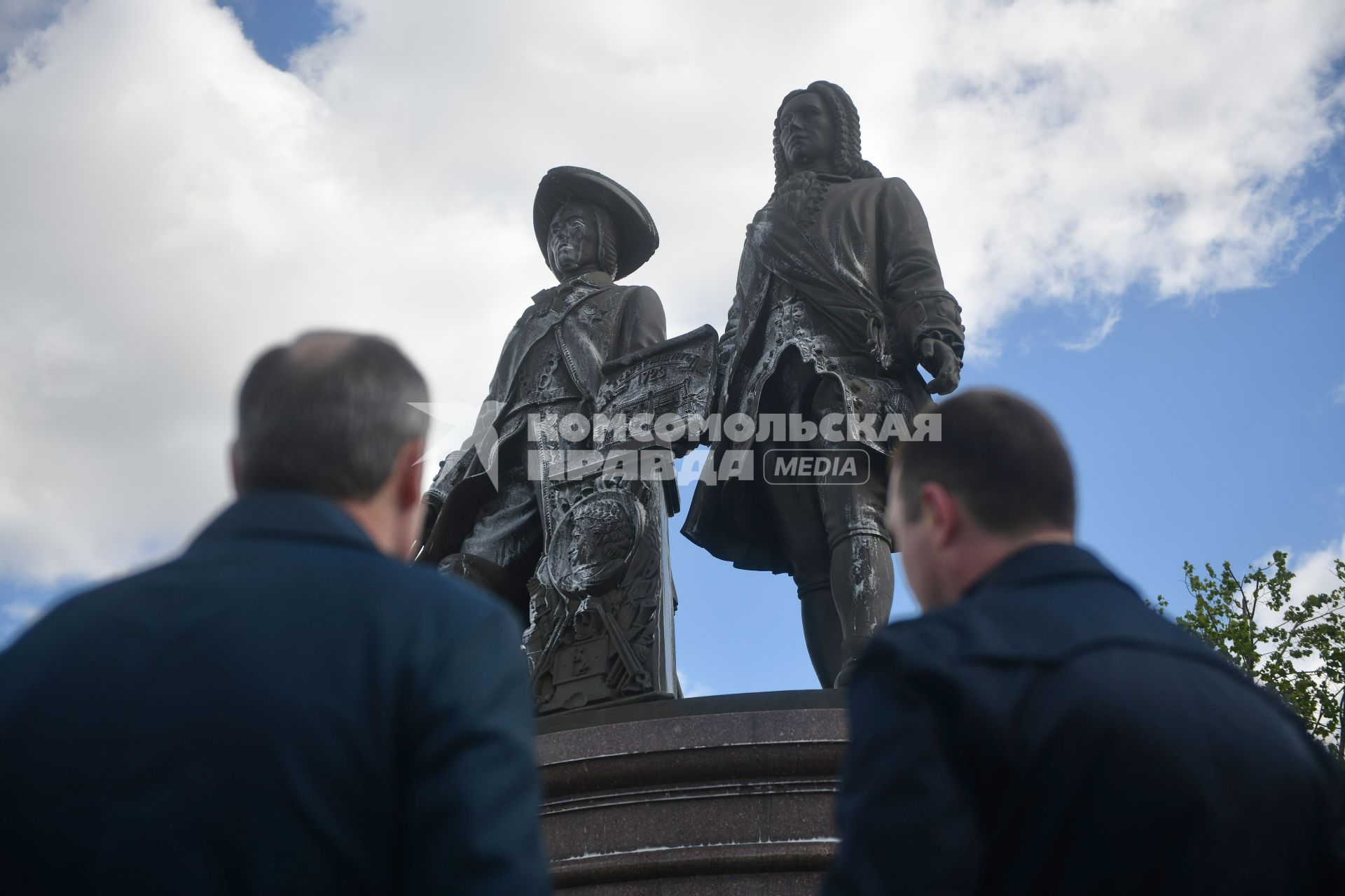 В Екатеринбурге помыли памятник основателям города Татищеву и де Генину