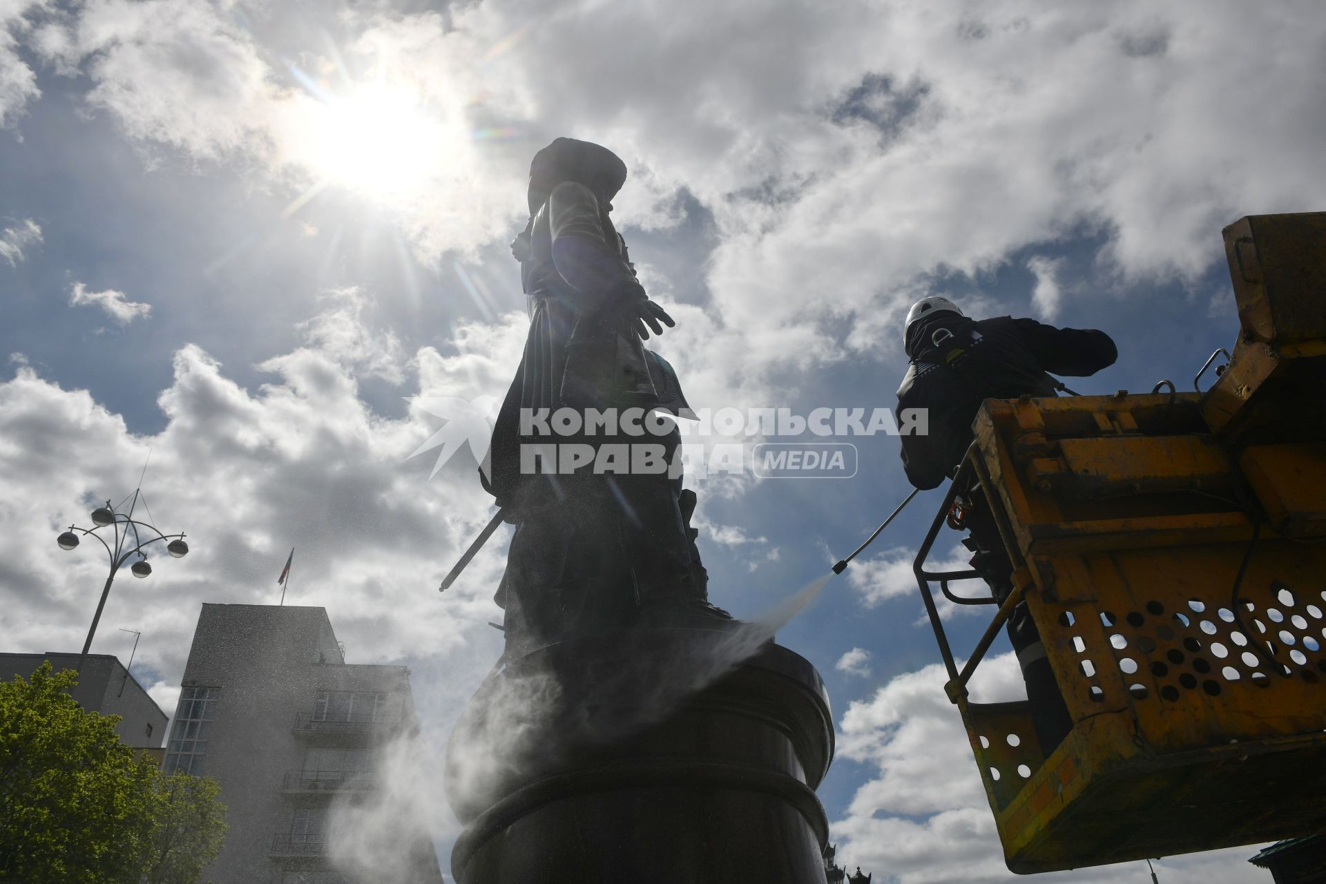 В Екатеринбурге помыли памятник основателям города Татищеву и де Генину