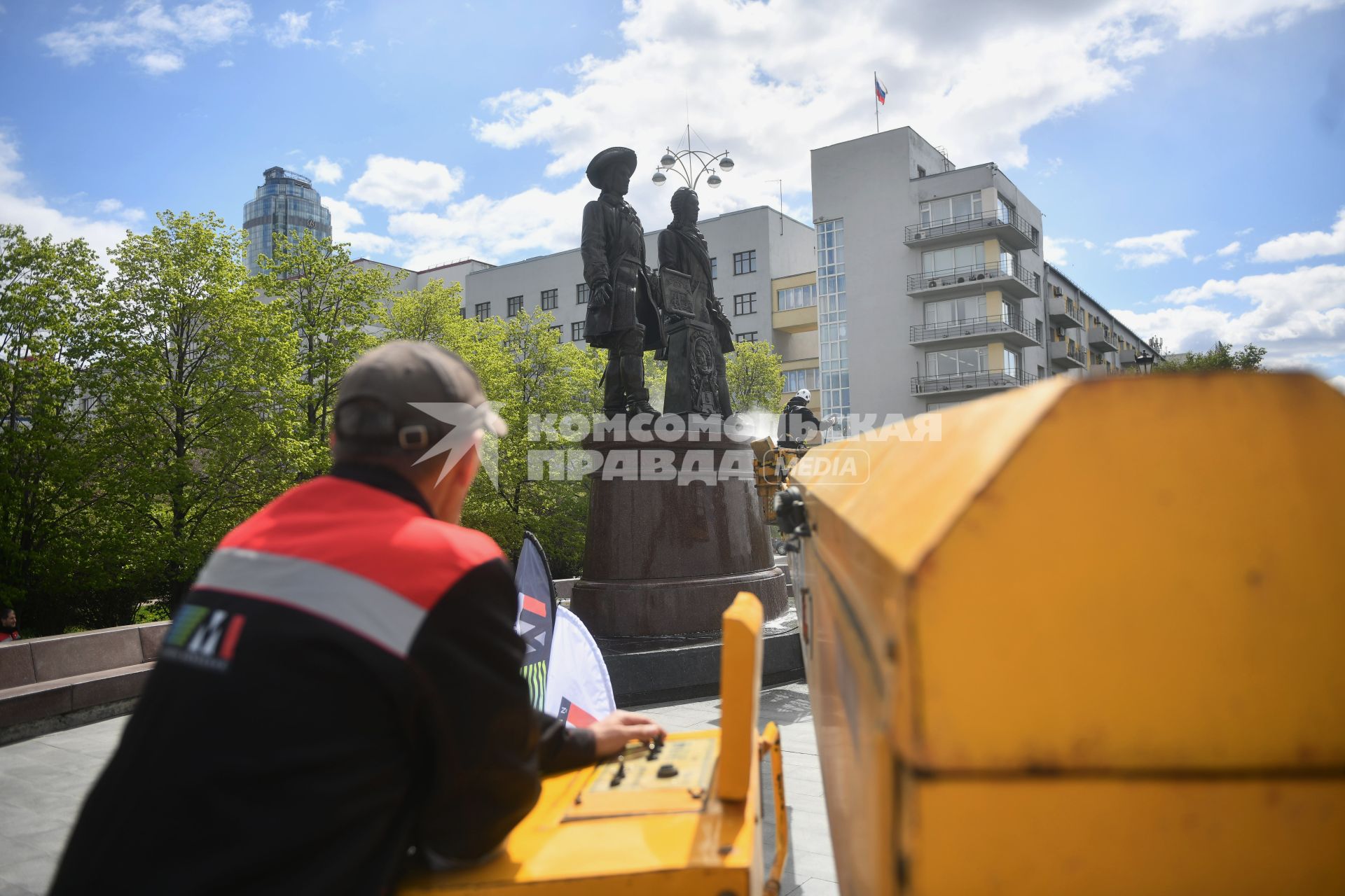 В Екатеринбурге помыли памятник основателям города Татищеву и де Генину