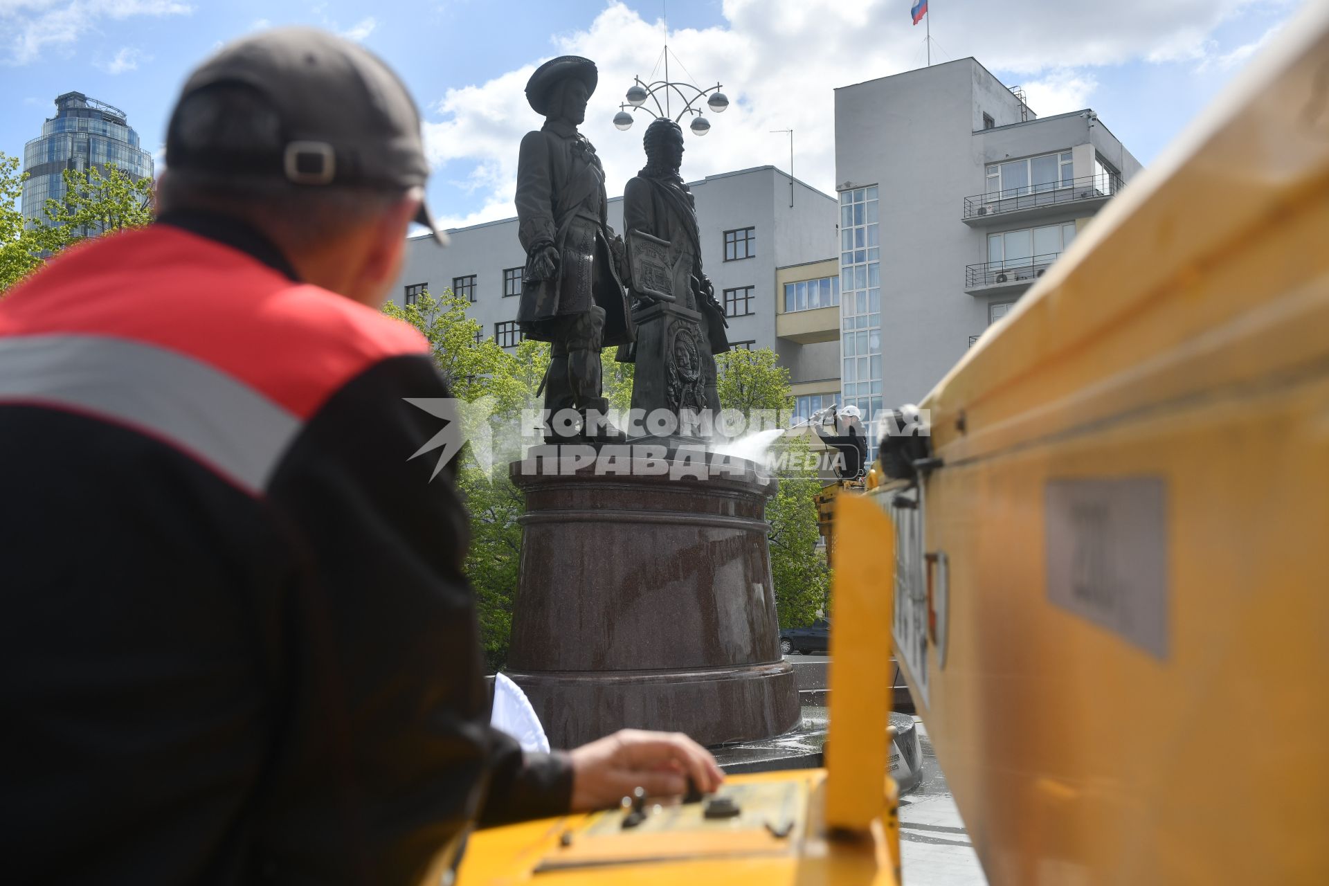 В Екатеринбурге помыли памятник основателям города Татищеву и де Генину