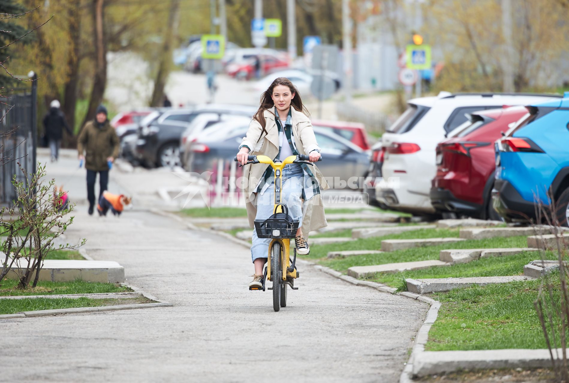 Девушка на электровелосипеде