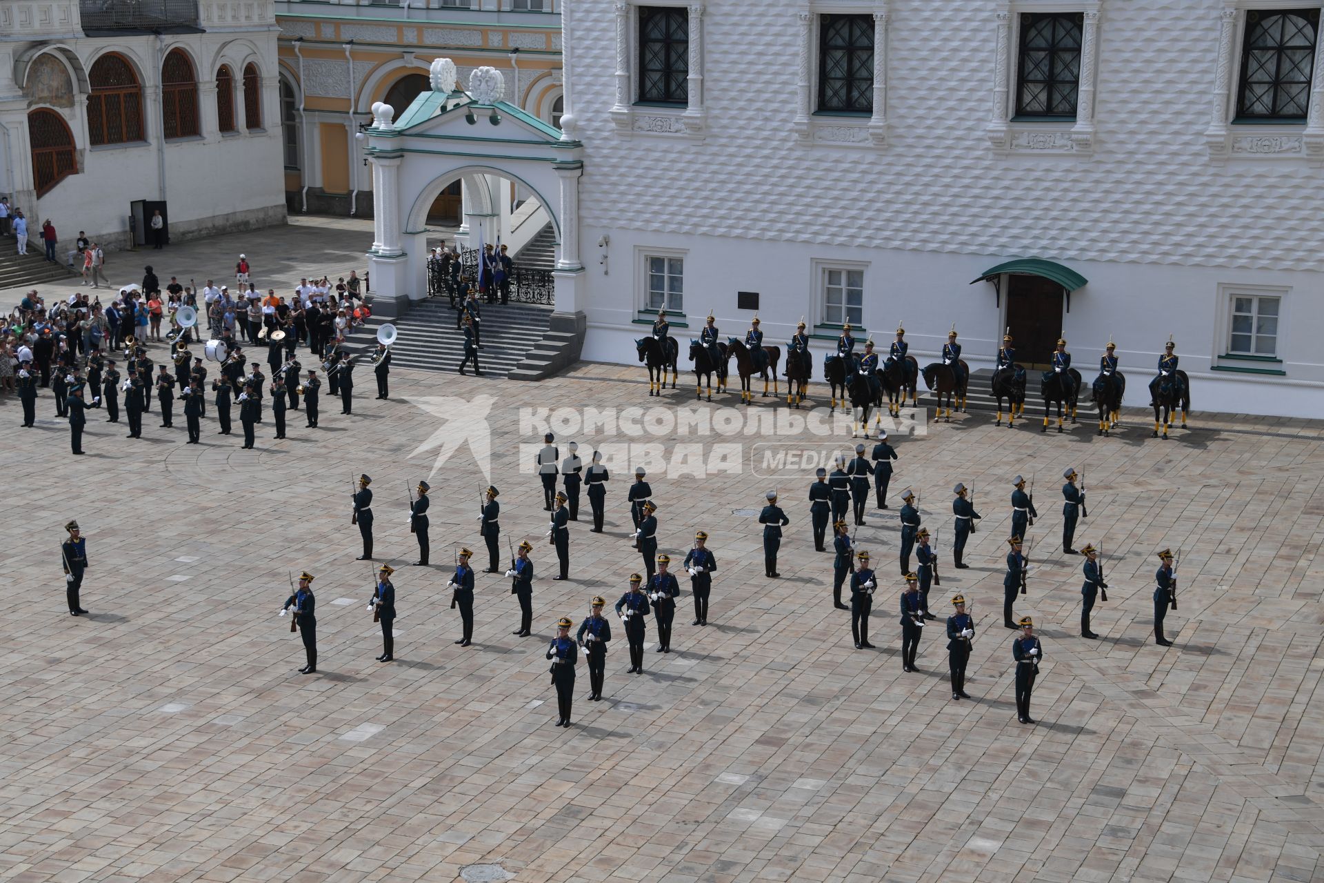 Церемония развода пеших и конных караулов Президентского полка в Кремле