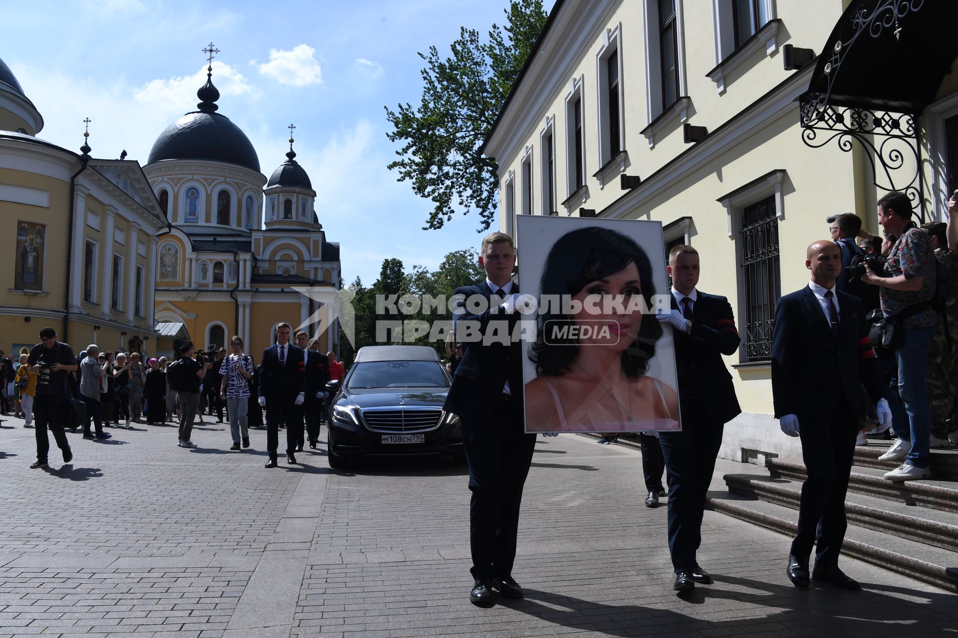 Церемония прощания с Анастасией Заворотнюк в Москве