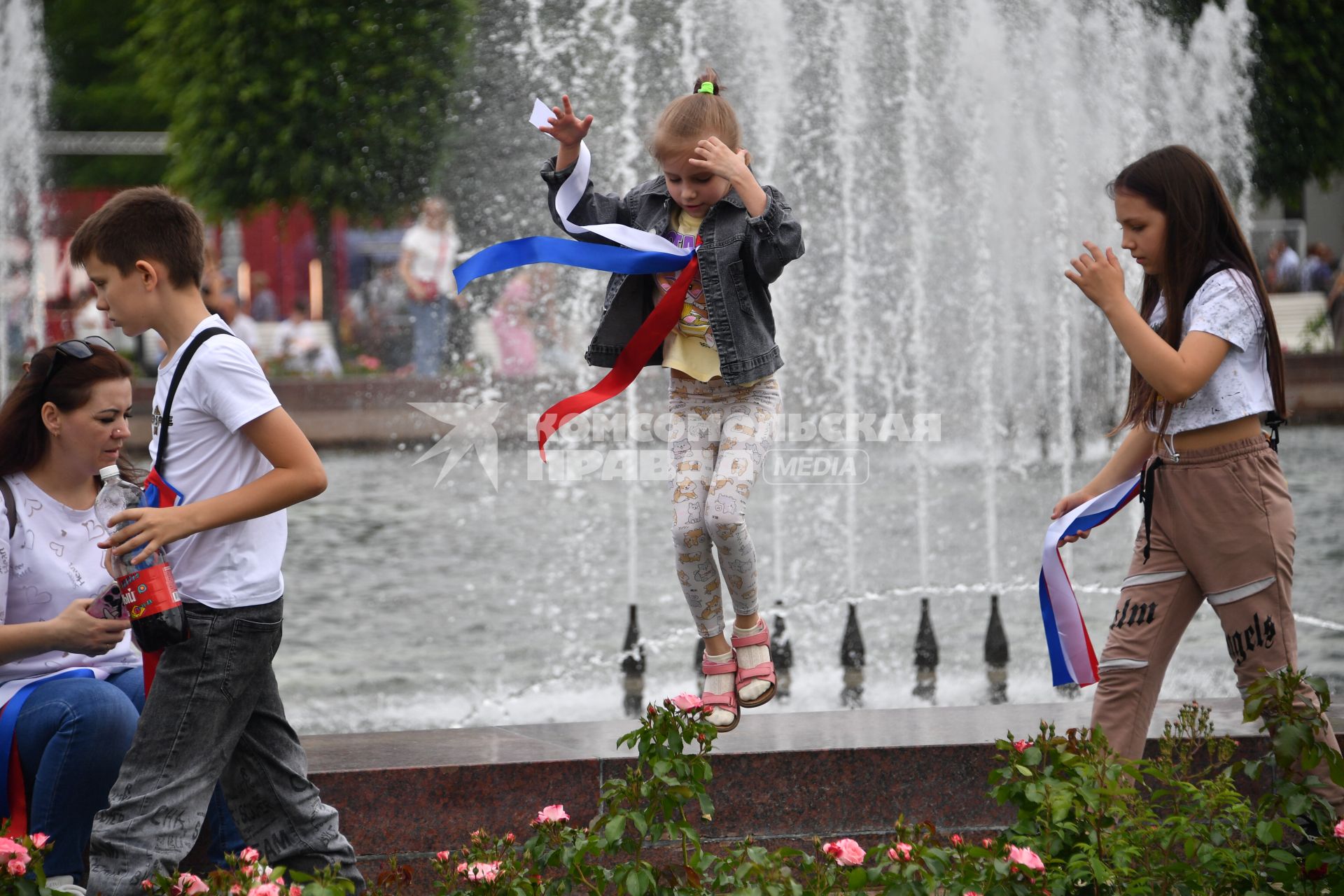 Москвичи отмечают День России на ВДНХ