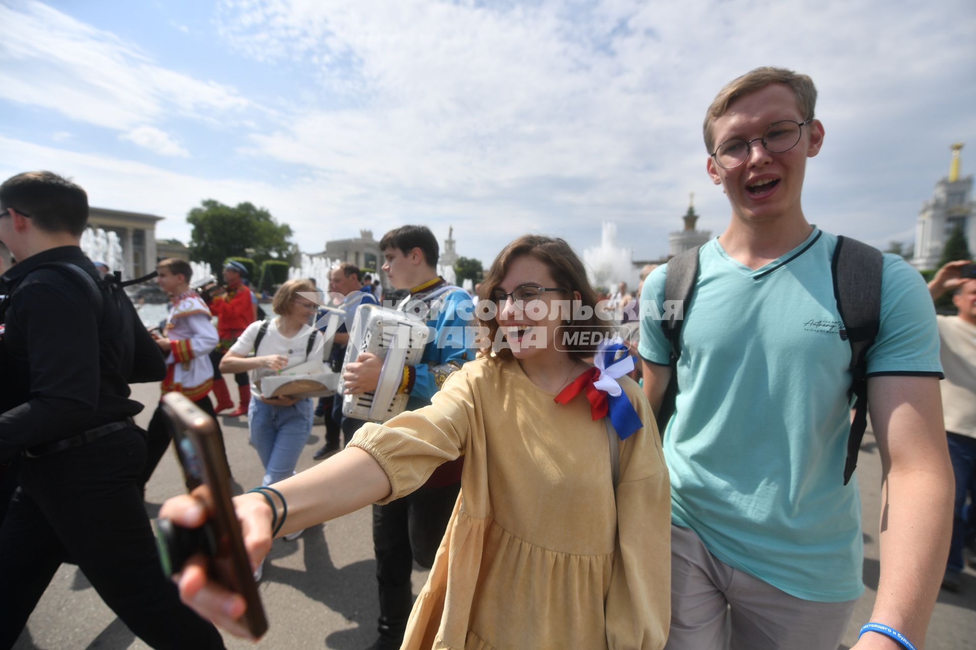 Москвичи отмечают День России на ВДНХ