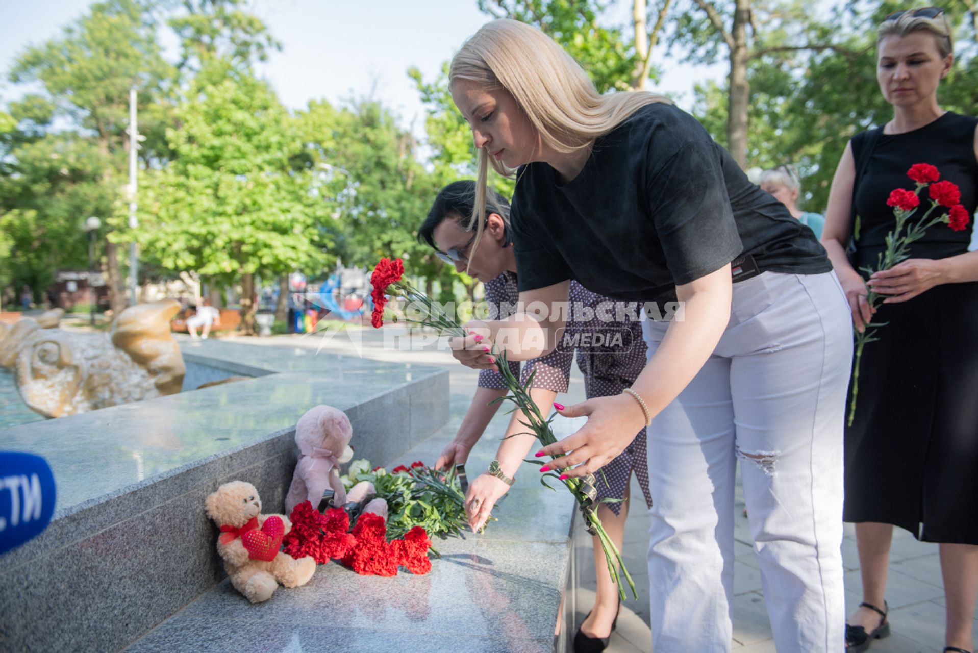 Севастопольцы создали импровизированный мемориал в память о погибших во время атаки ВСУ