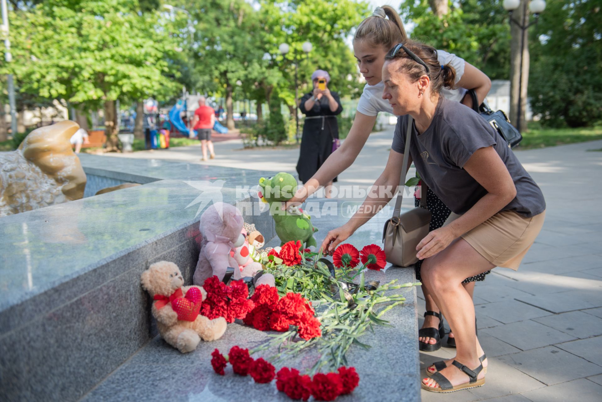 Севастопольцы создали импровизированный мемориал в память о погибших во время атаки ВСУ