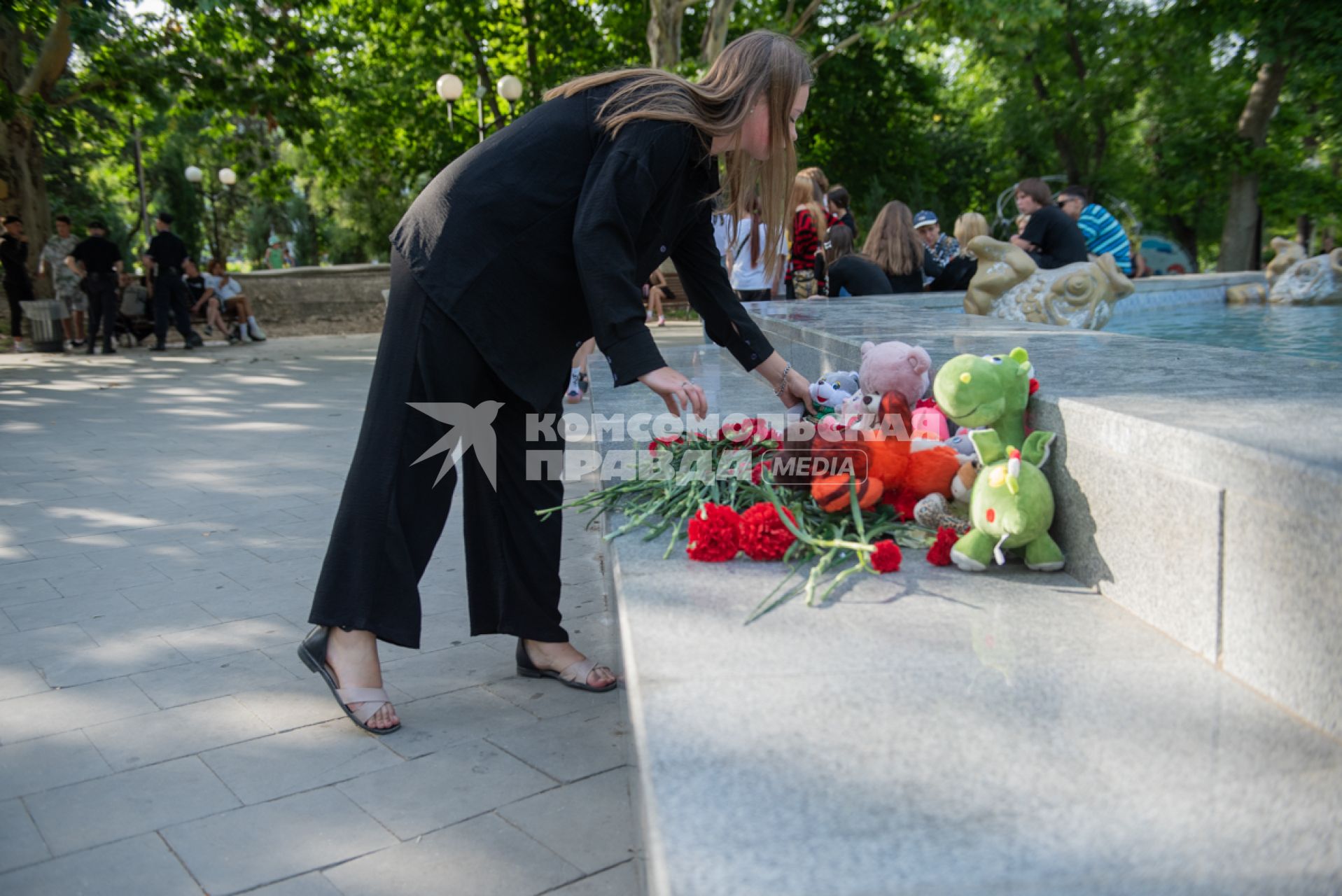 Севастопольцы создали импровизированный мемориал в память о погибших во время атаки ВСУ