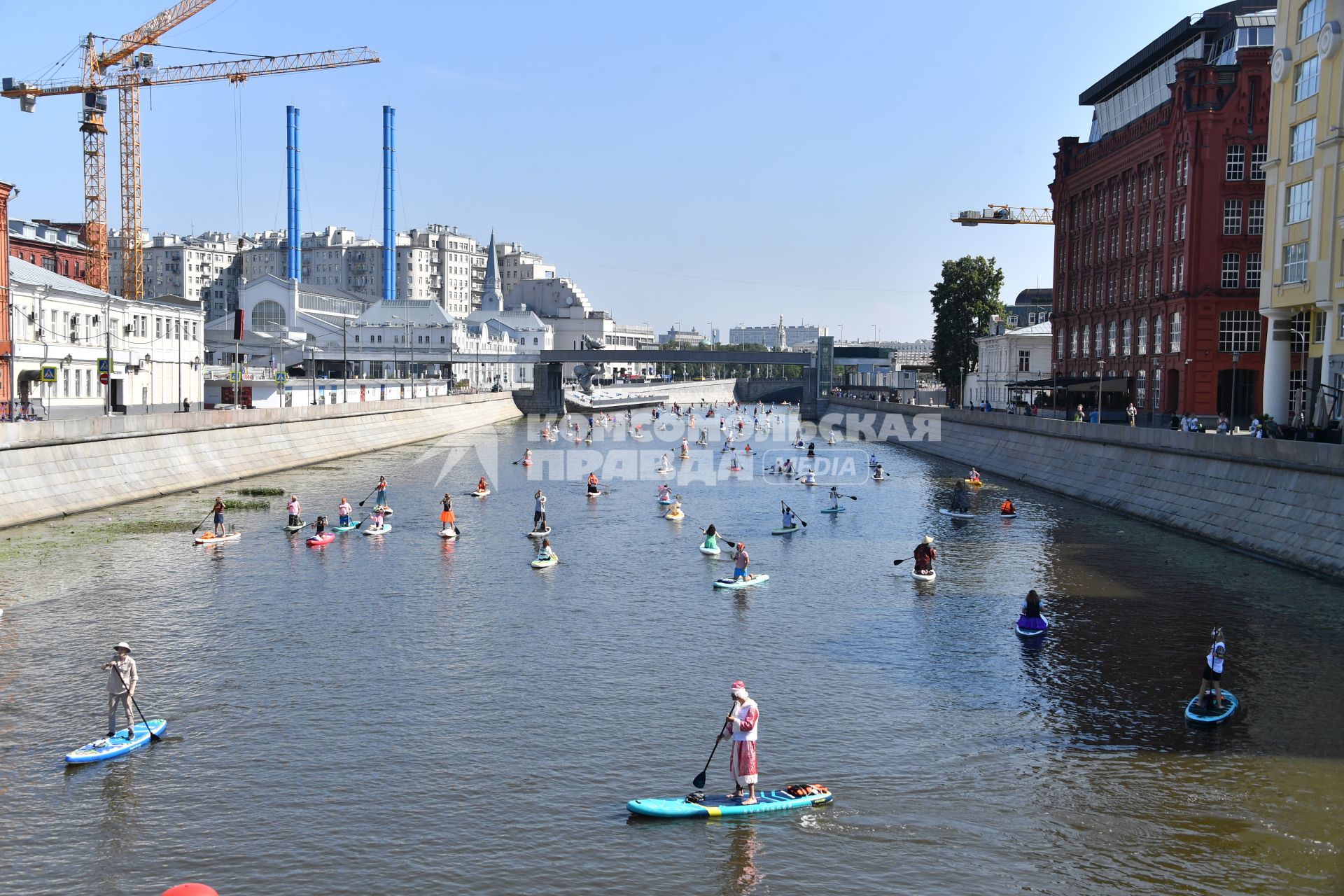 Костюмированный SUP-заплыв в Москве