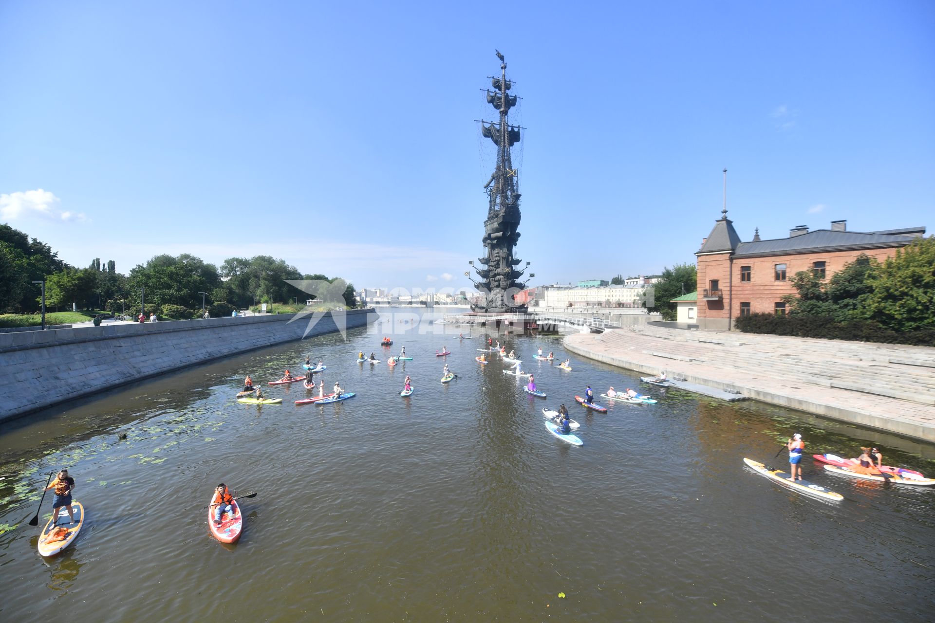 Костюмированный SUP-заплыв в Москве