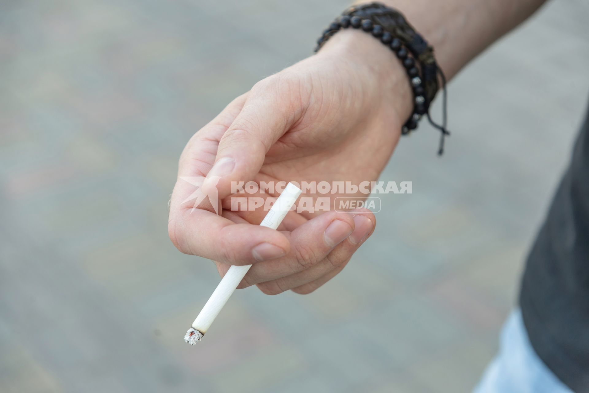 Сигарета в руках