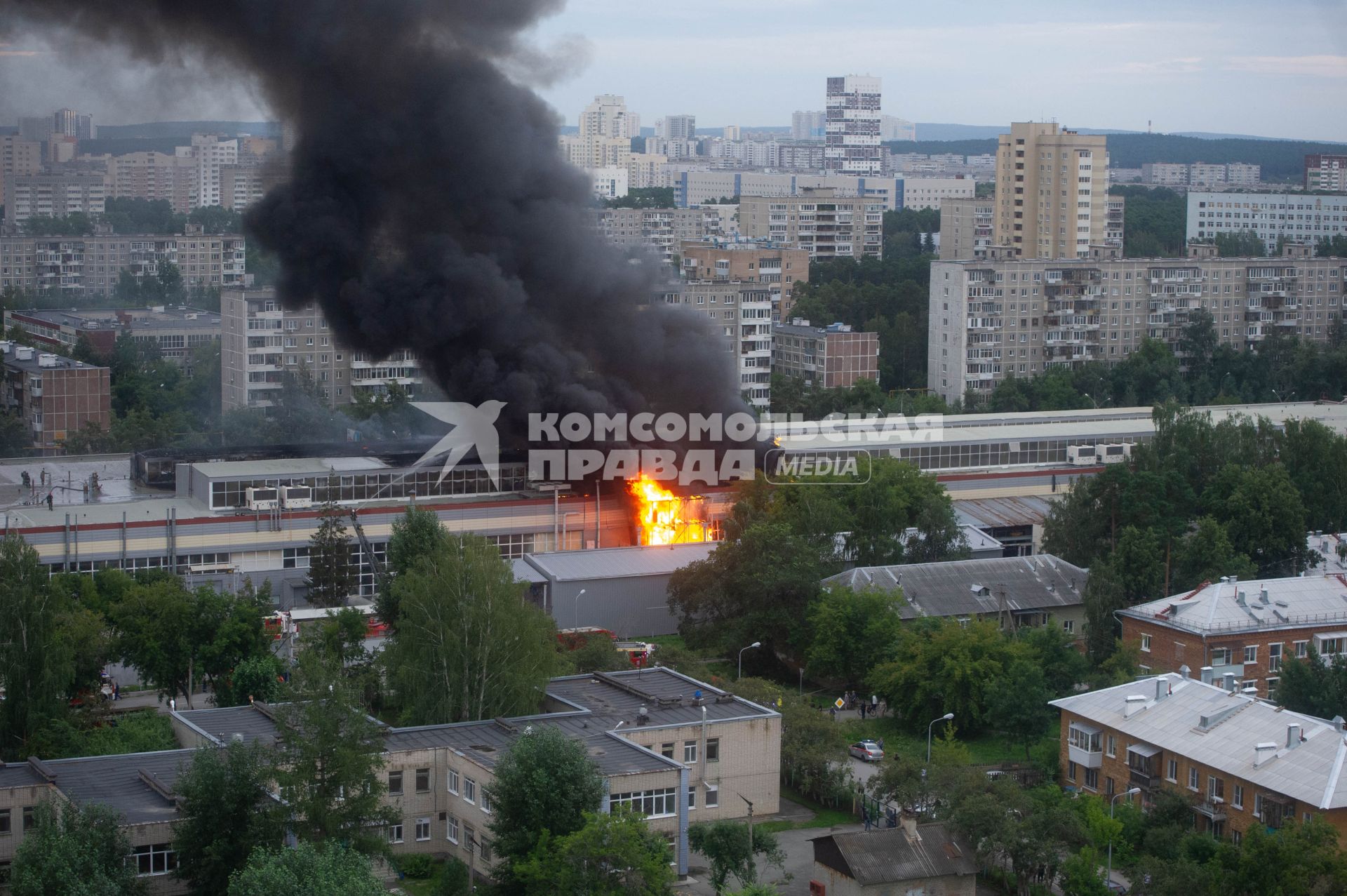 Тушение пожара на территории НПО автоматики в Екатеринбурге