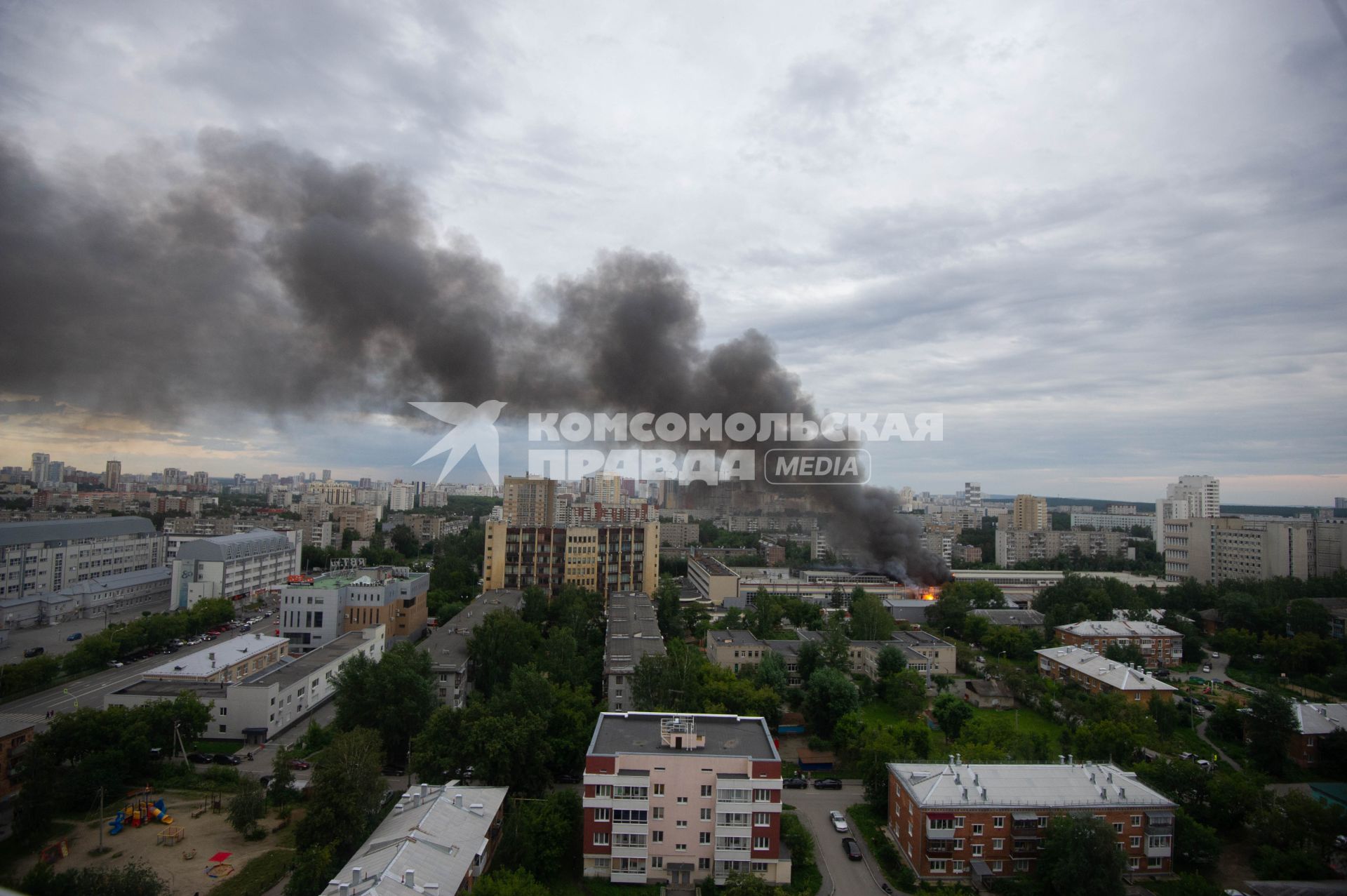 Тушение пожара на территории НПО автоматики в Екатеринбурге