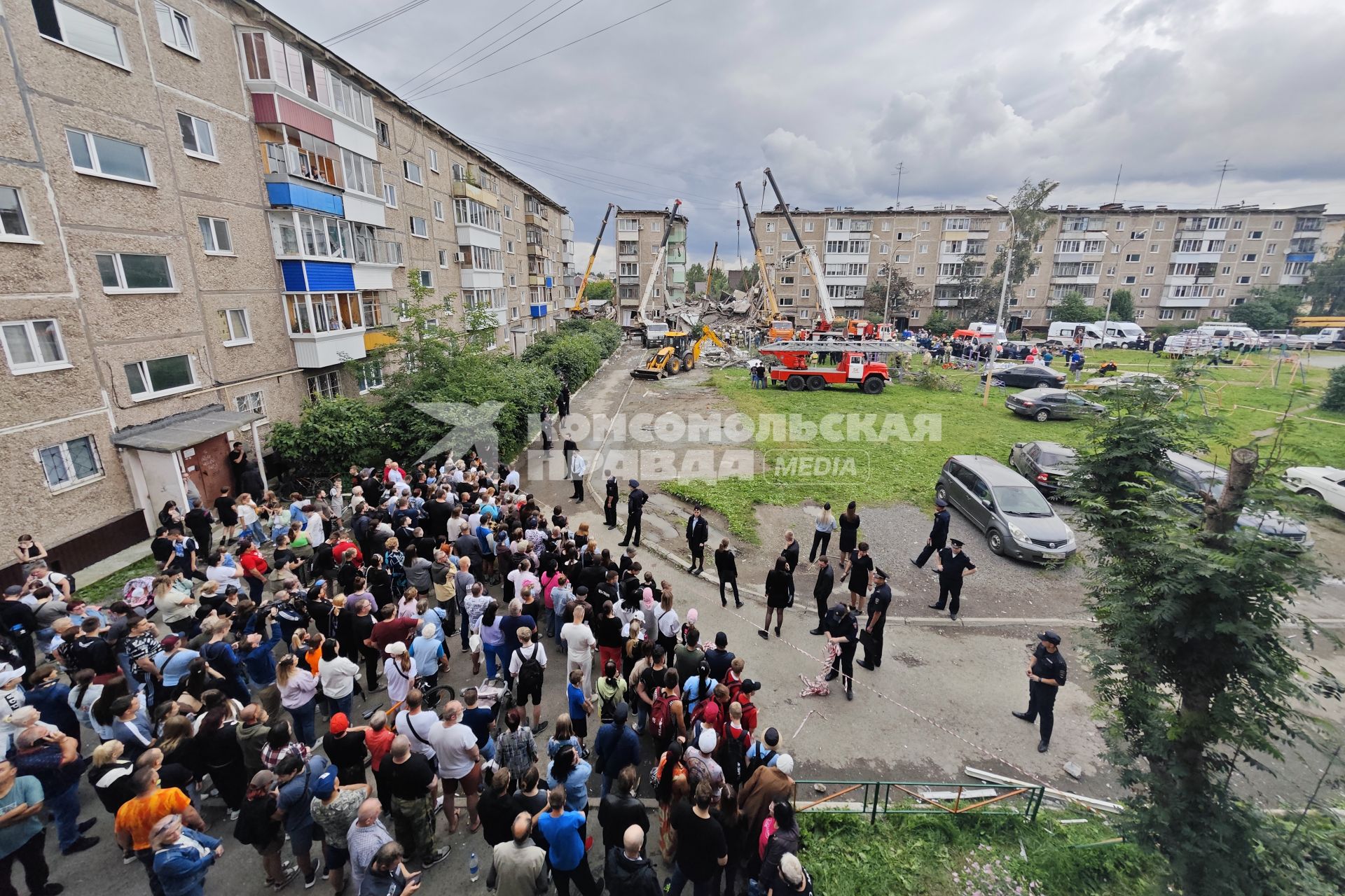 Последствия обрушения подъезда жилого дома в Нижнем Тагиле из-за взрыва газа