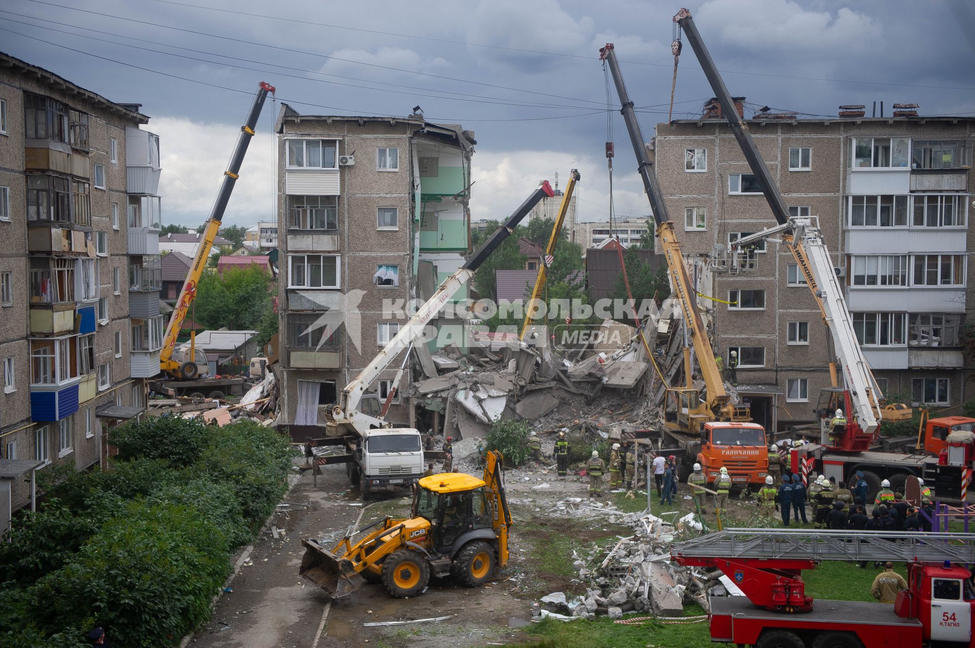 Последствия обрушения подъезда жилого дома в Нижнем Тагиле из-за взрыва газа