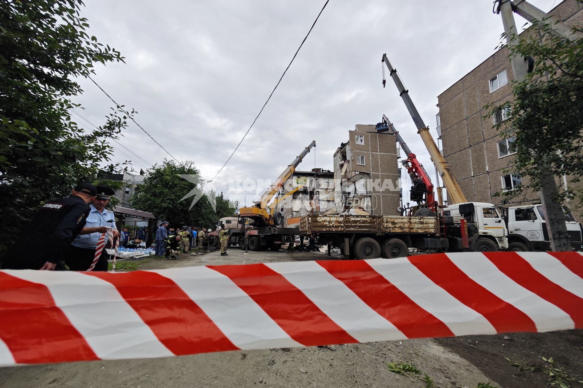 Последствия обрушения подъезда жилого дома в Нижнем Тагиле из-за взрыва газа