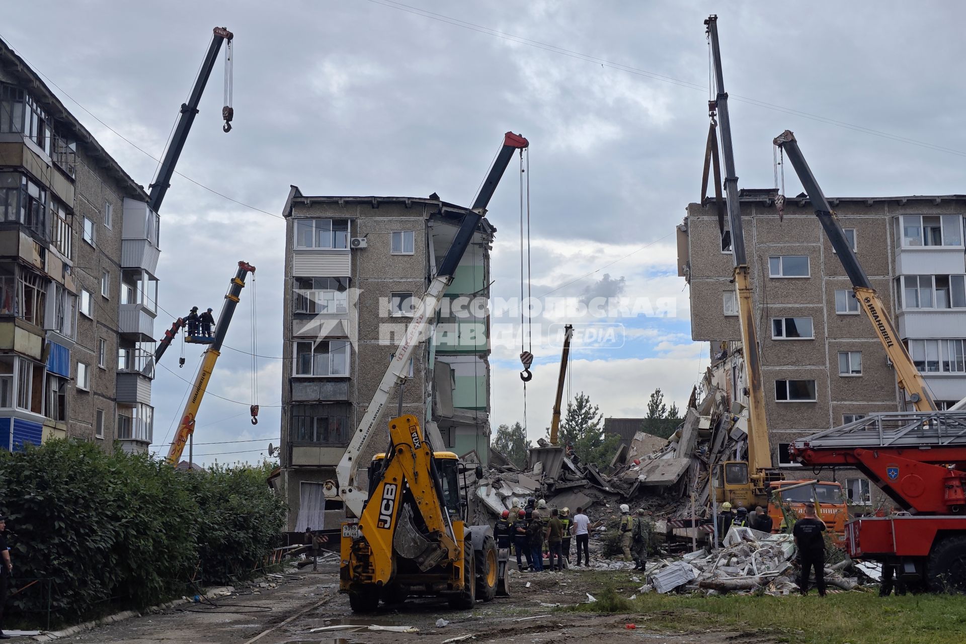 Последствия обрушения подъезда жилого дома в Нижнем Тагиле из-за взрыва газа