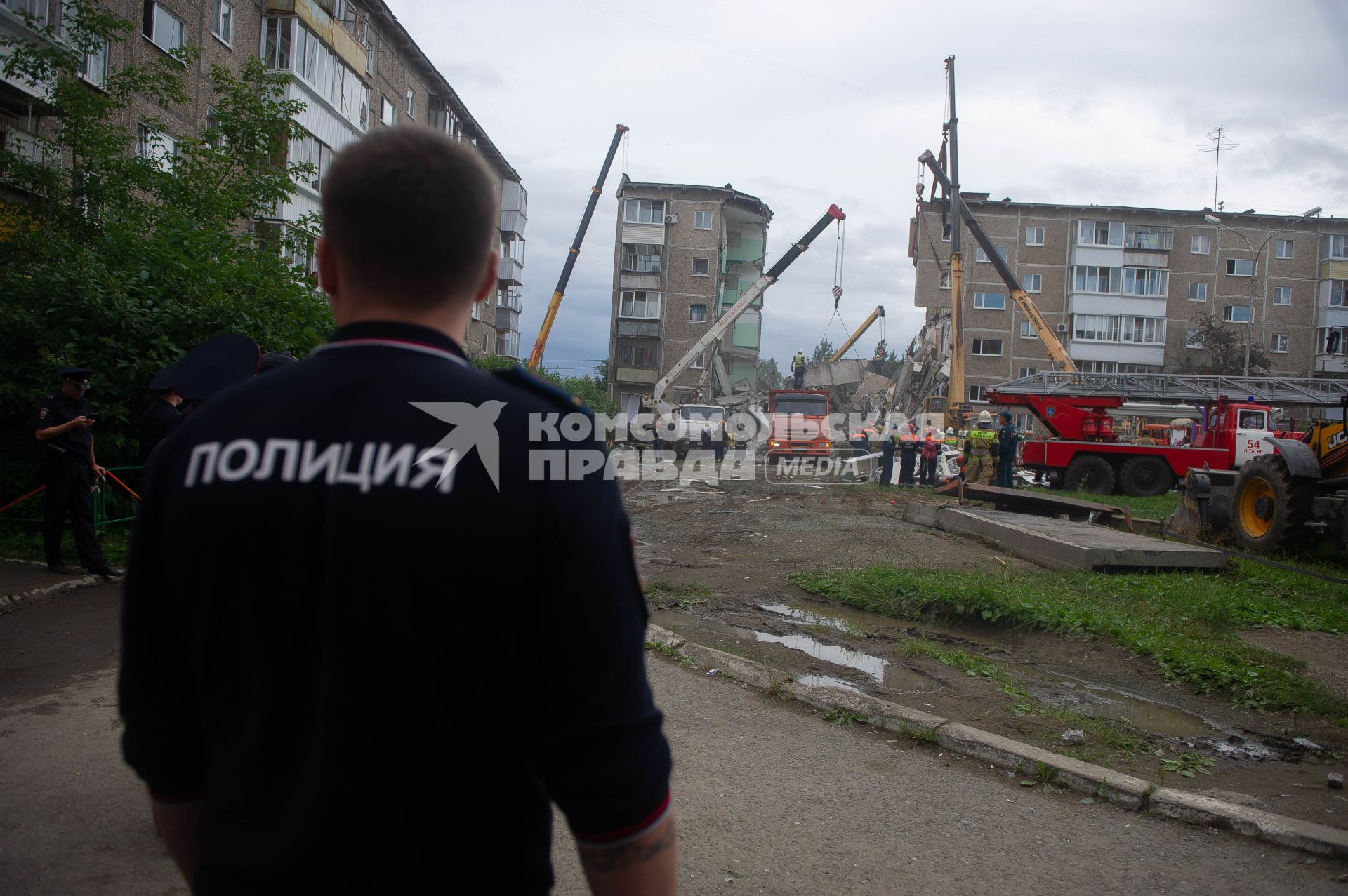 Последствия обрушения подъезда жилого дома в Нижнем Тагиле из-за взрыва газа