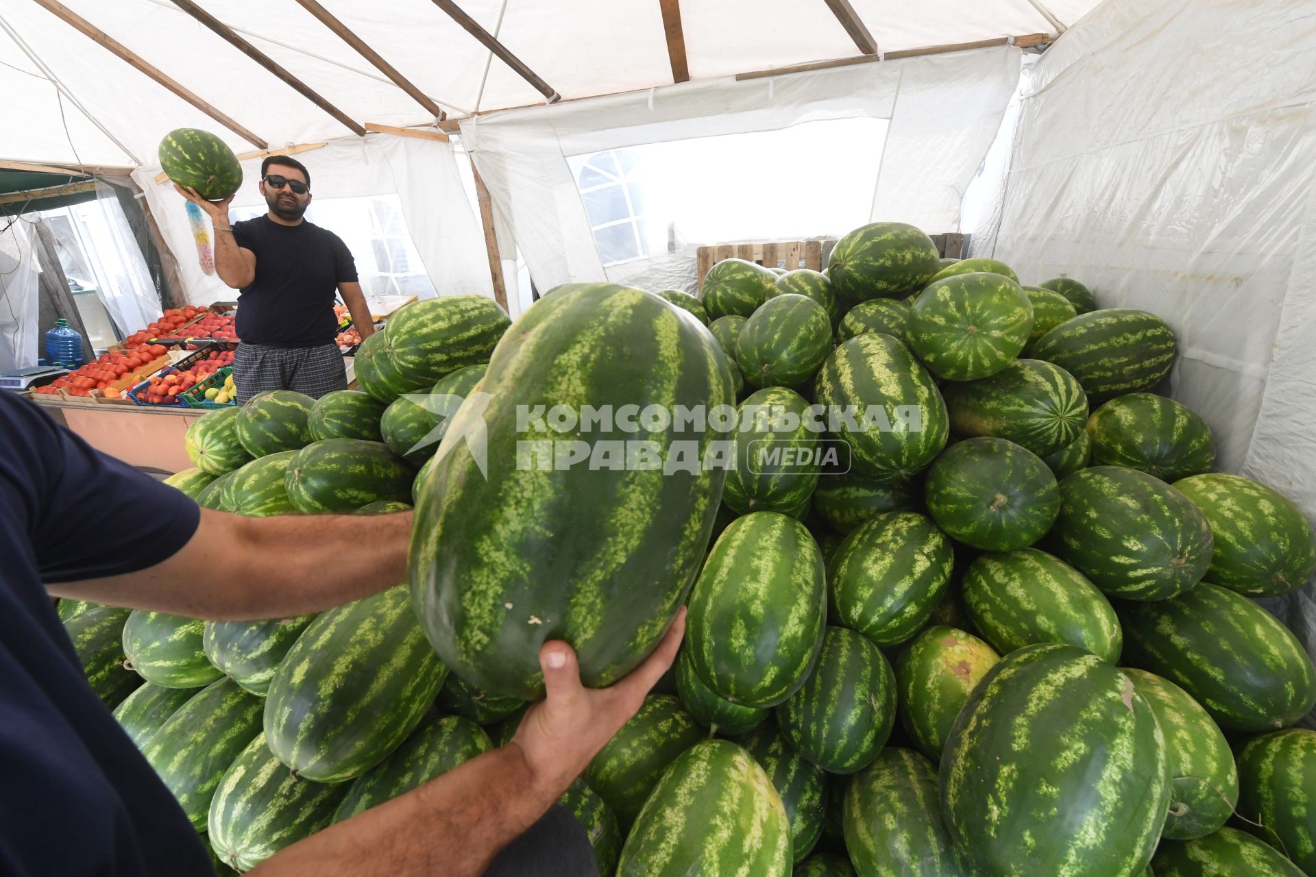 Старт сезона продаж арбузов в Москве