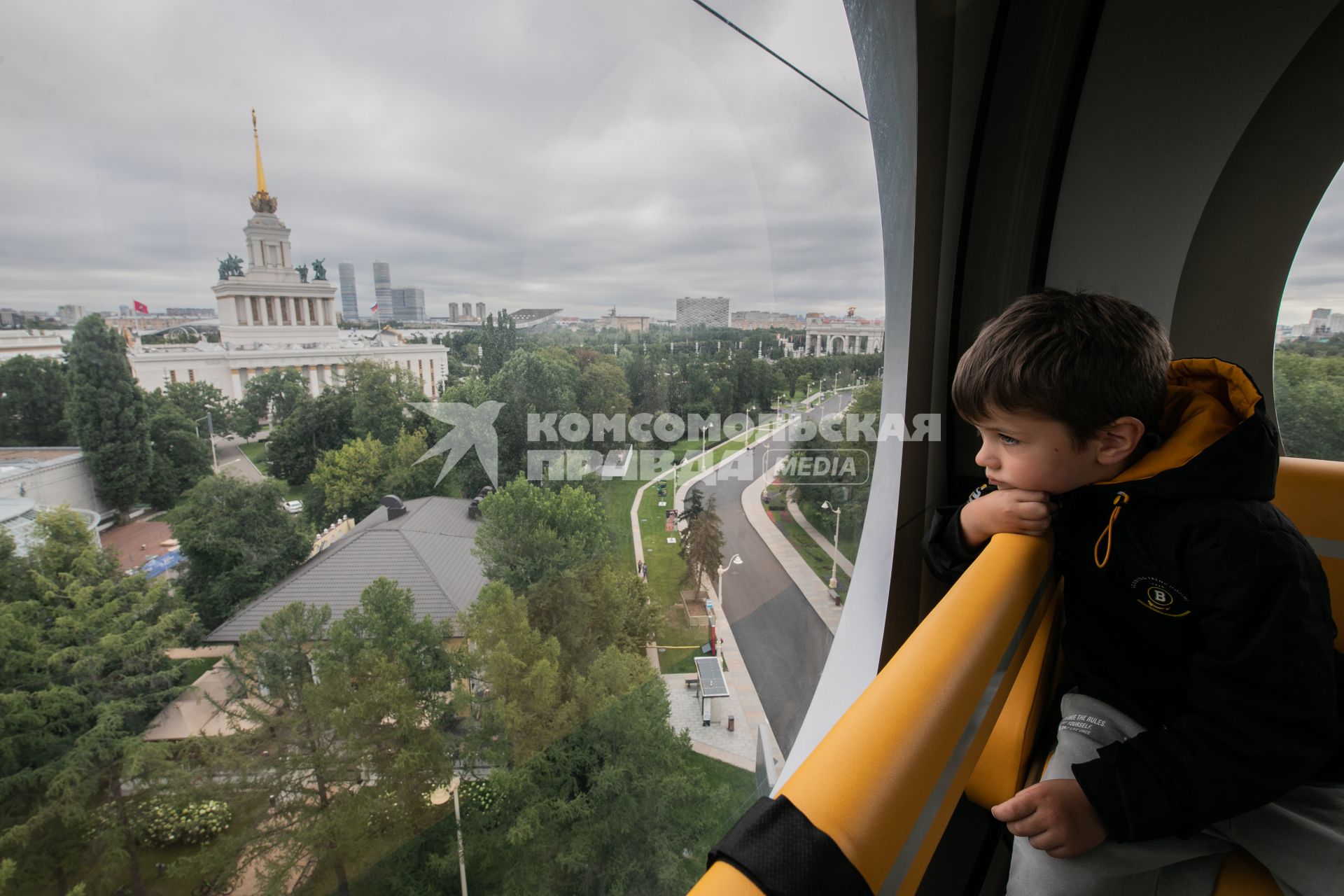 Новая канатная дорога в парке аттракционов `Орион` на ВДНХ.  Аттракцион `Воздушный трамвай`