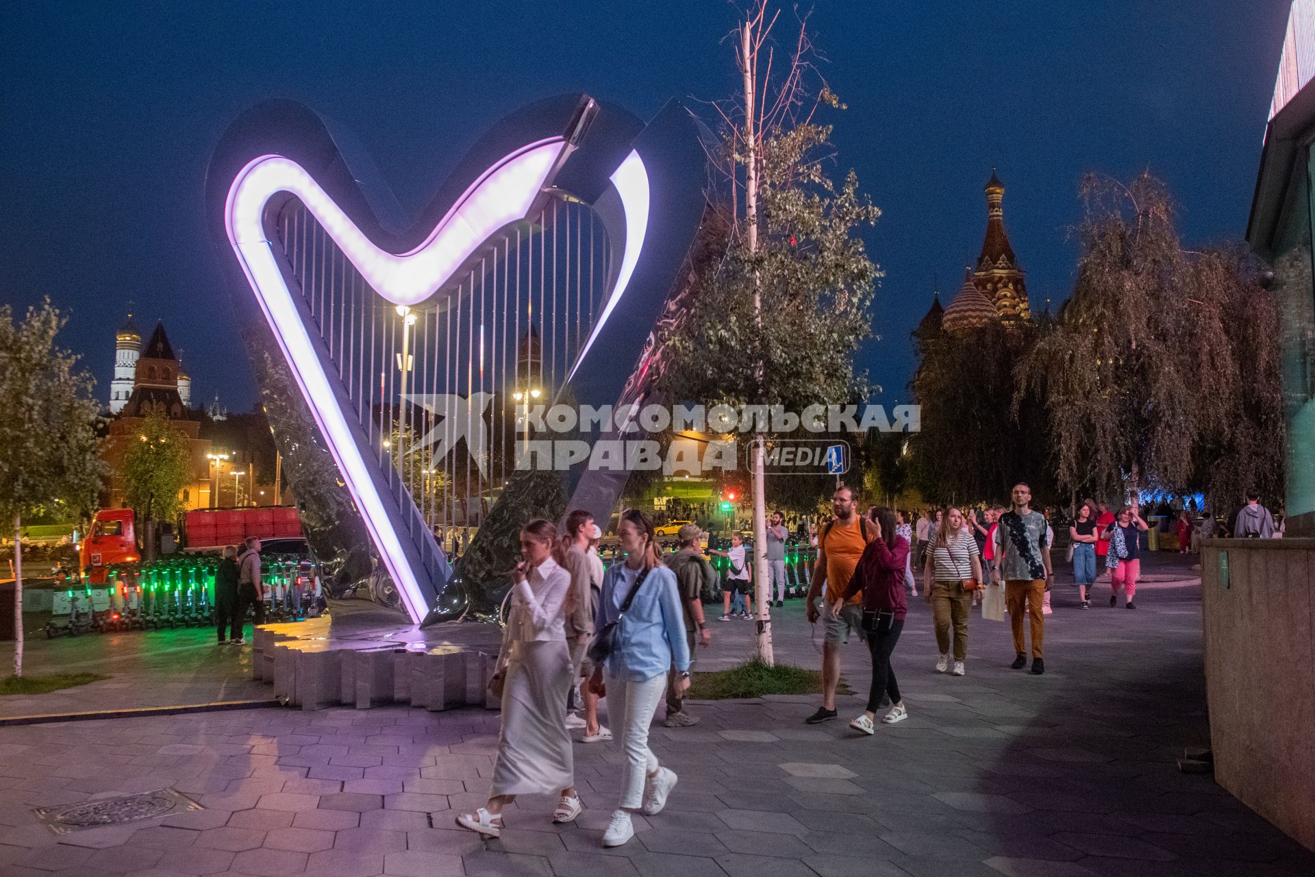 Фестиваль медиаискусства \"Москва 2030. Город света\" в парке \"Зарядье\"