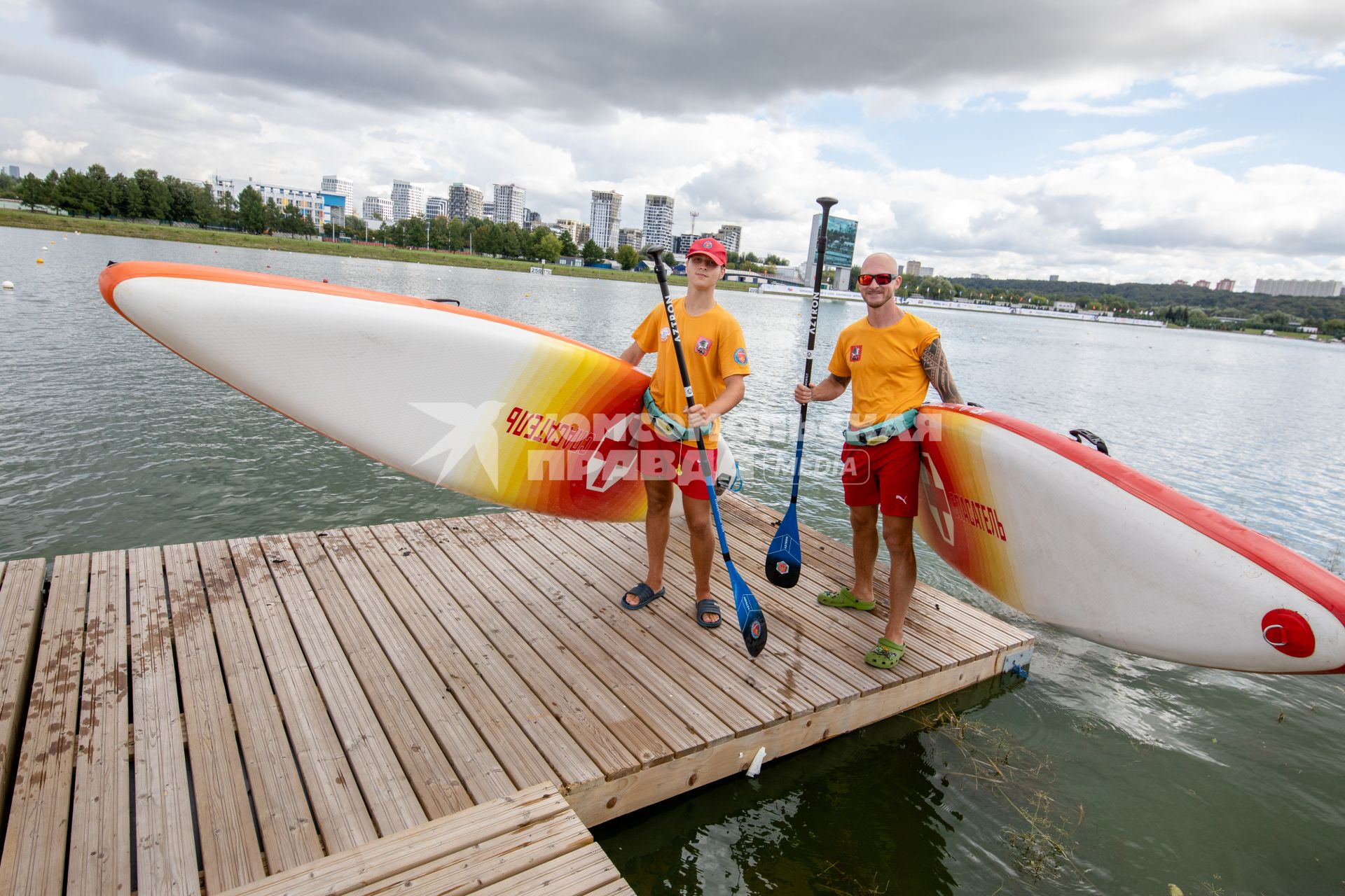 Спасатели на sup-бордах появились на пляжах Москвы