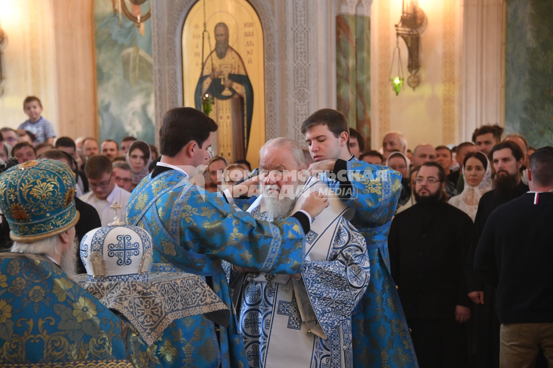 Патриарх Кирилл совершил Божественную литургию в храме Сретенского монастыря