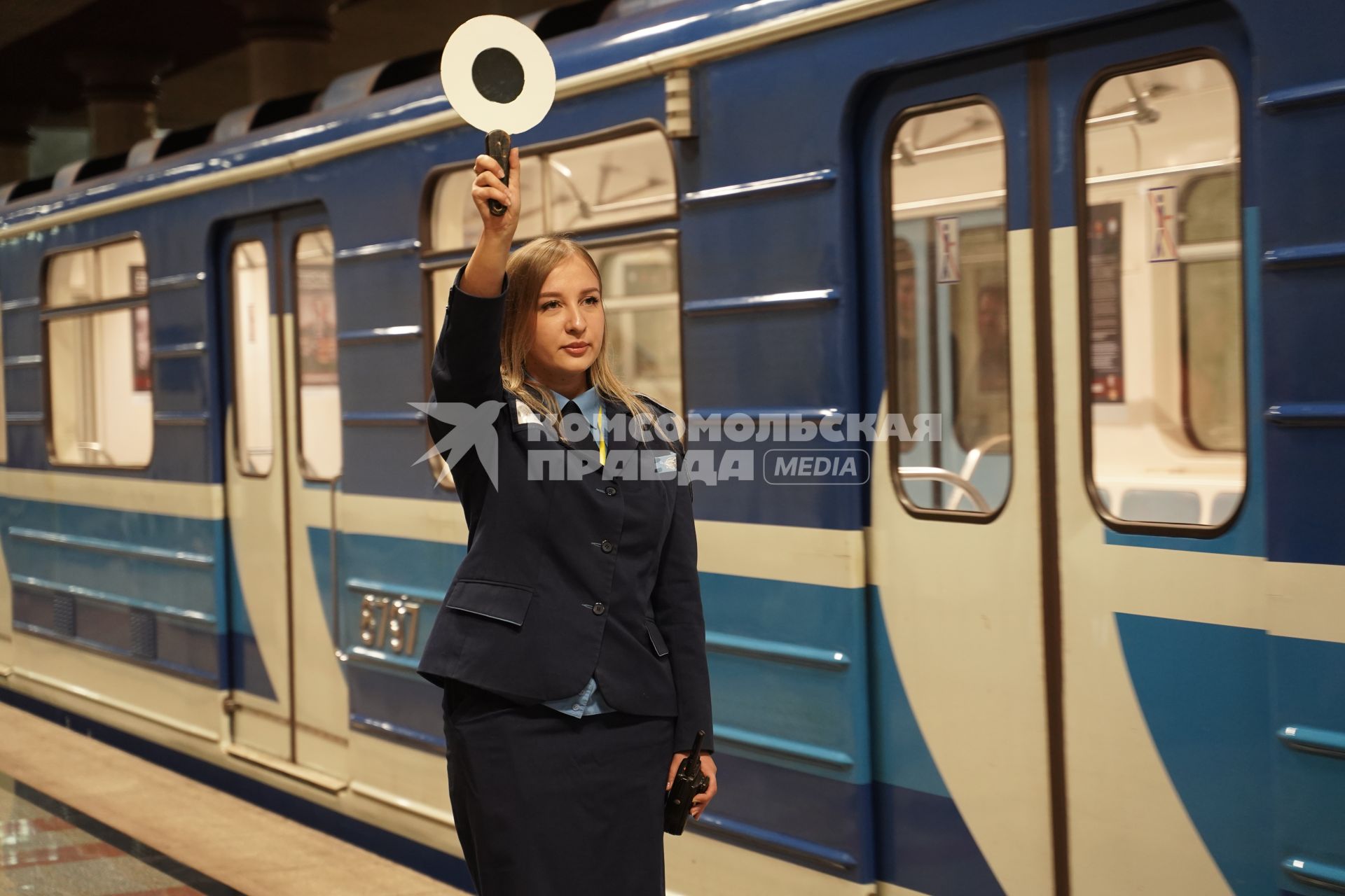 Дежурная по станции в метро