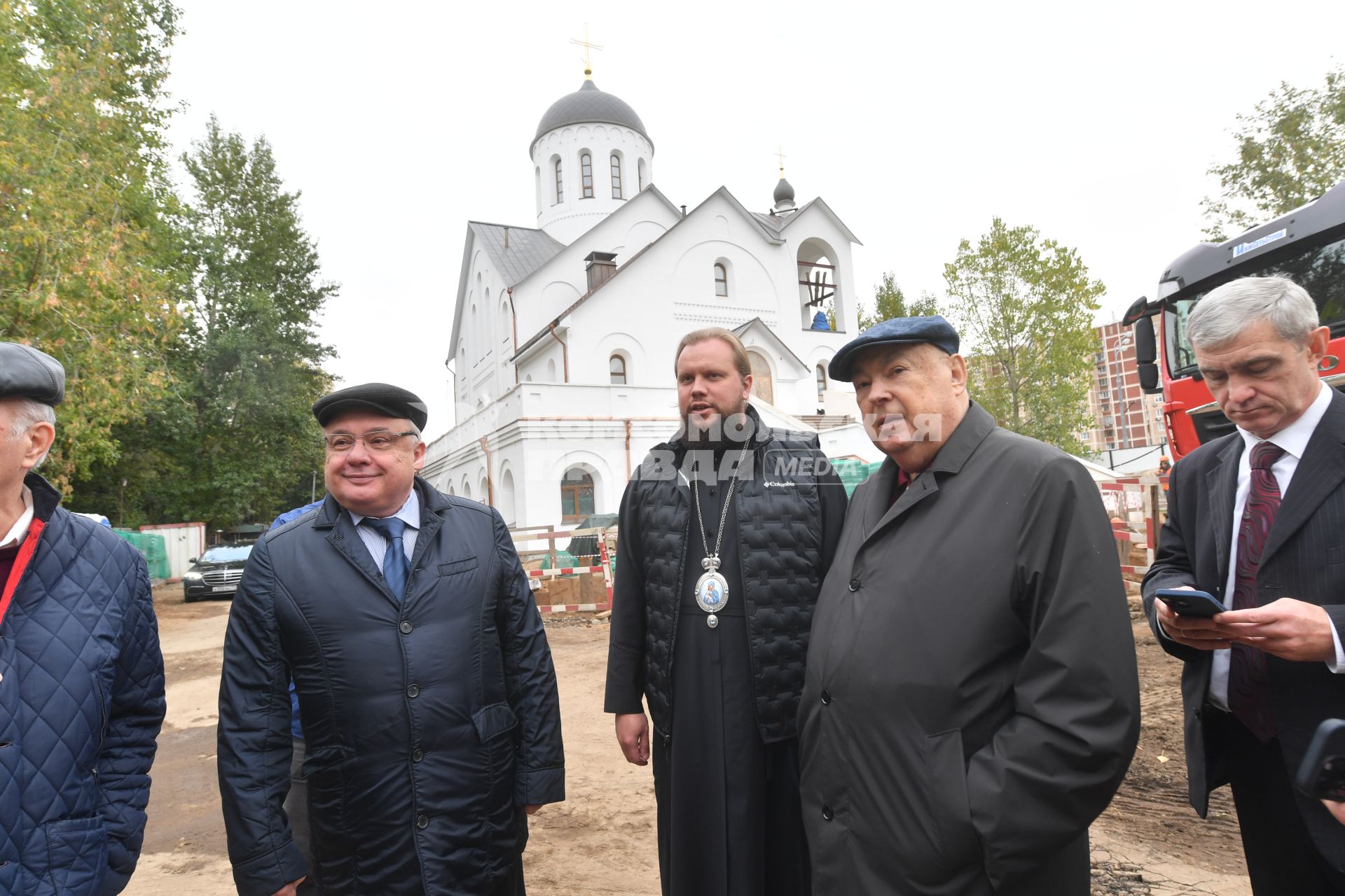 Владимир Ресин посетил строящийся храм Александра Невского в Хорошёво-Мнёвниках