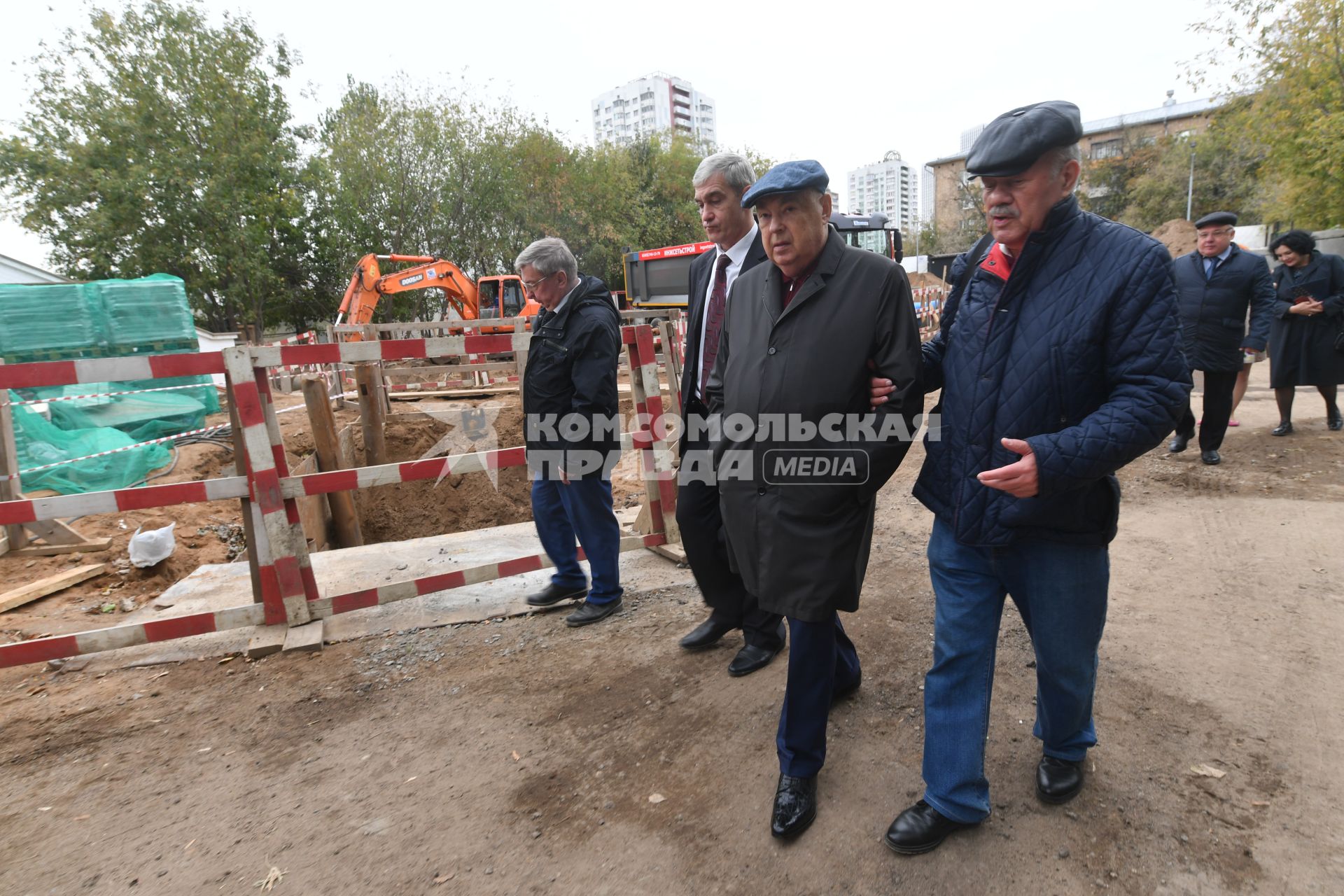 Владимир Ресин посетил строящийся храм Александра Невского в Хорошёво-Мнёвниках