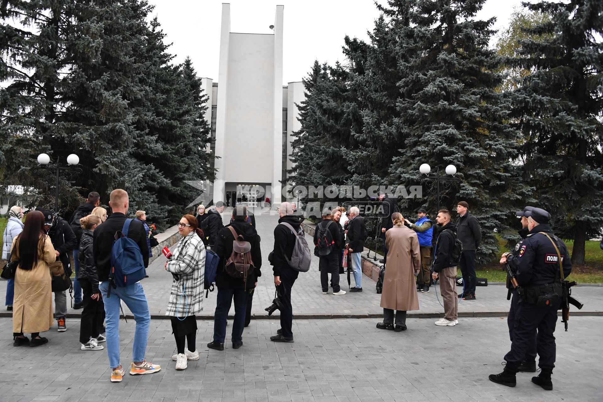 Церемония прощания с Вячеславом Добрыниным в Москве люди