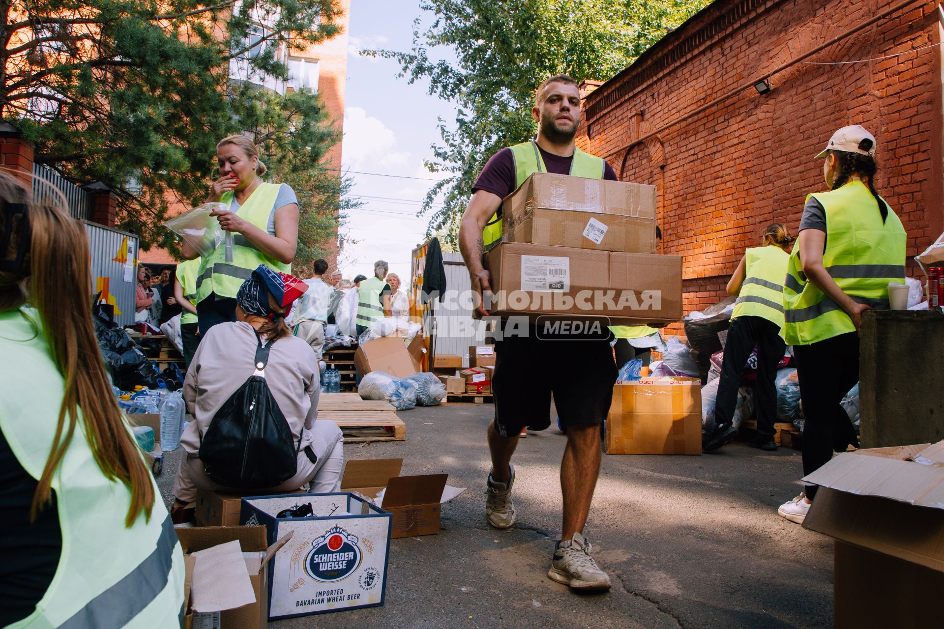 Волонтеры в Курске раздают помощь эвакуированным жителям Курской области