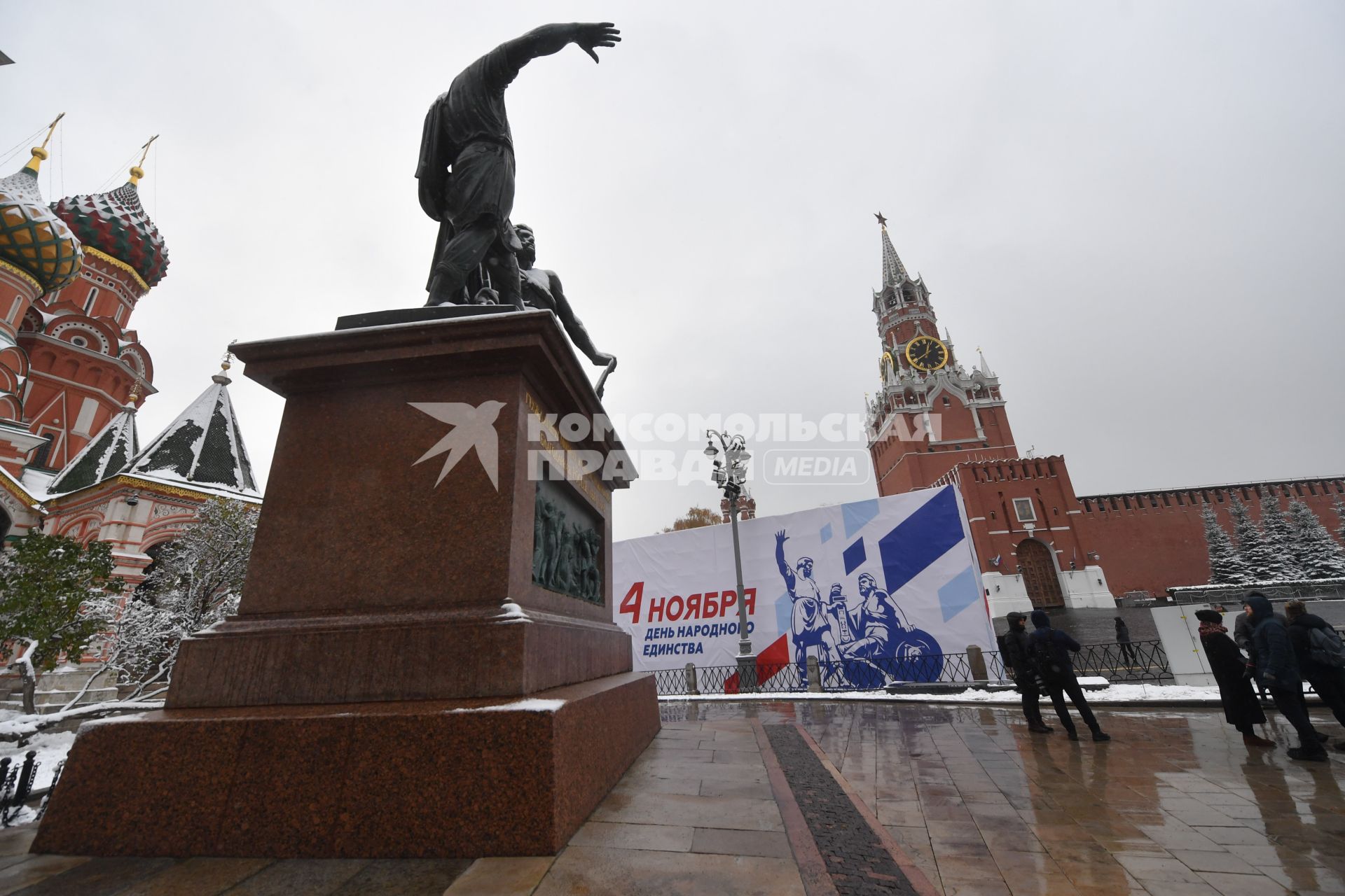 Возложение цветов к памятнику Минину и Пожарскому в День народного единства