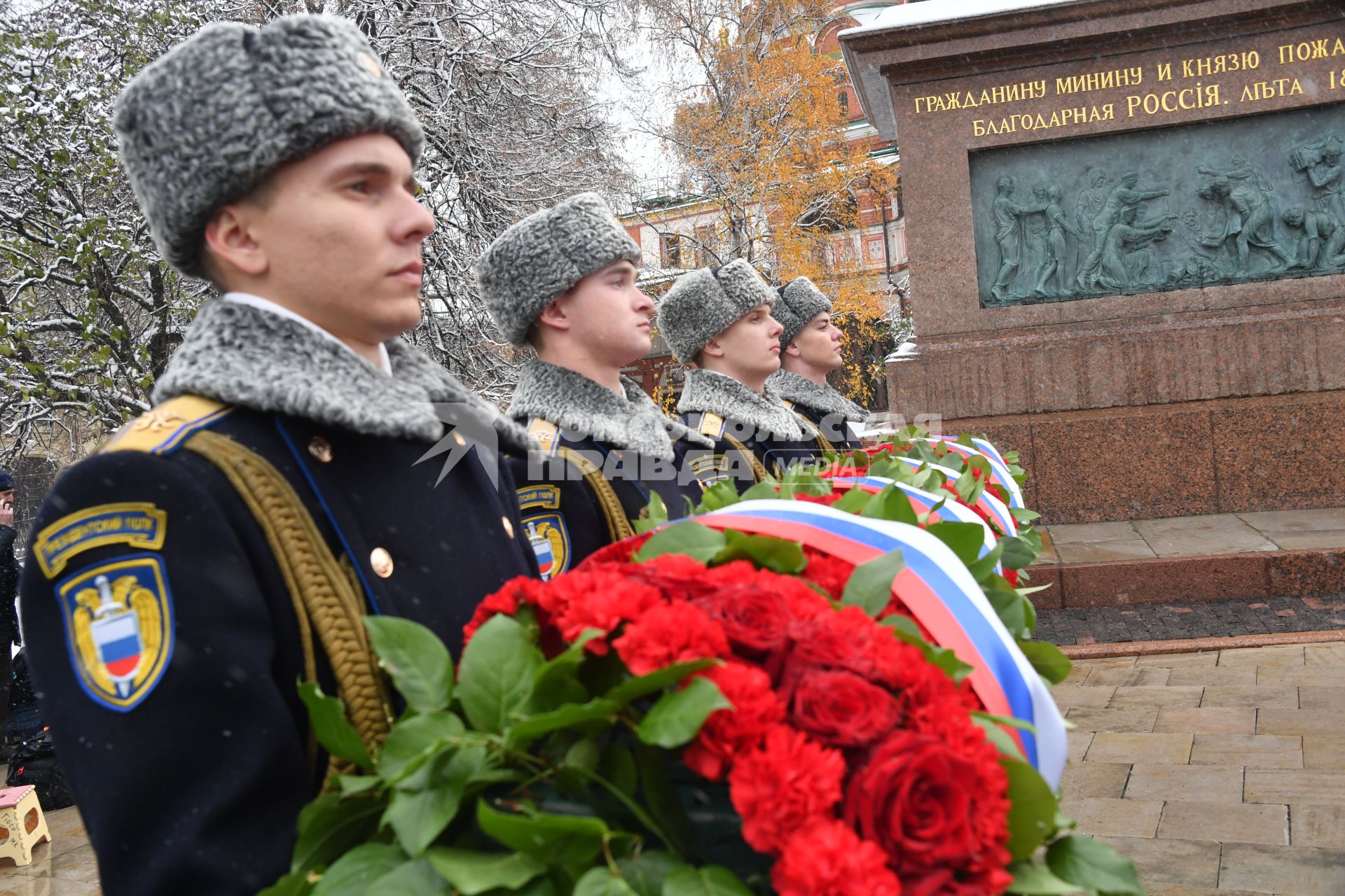 Возложение цветов к памятнику Минину и Пожарскому в День народного единства