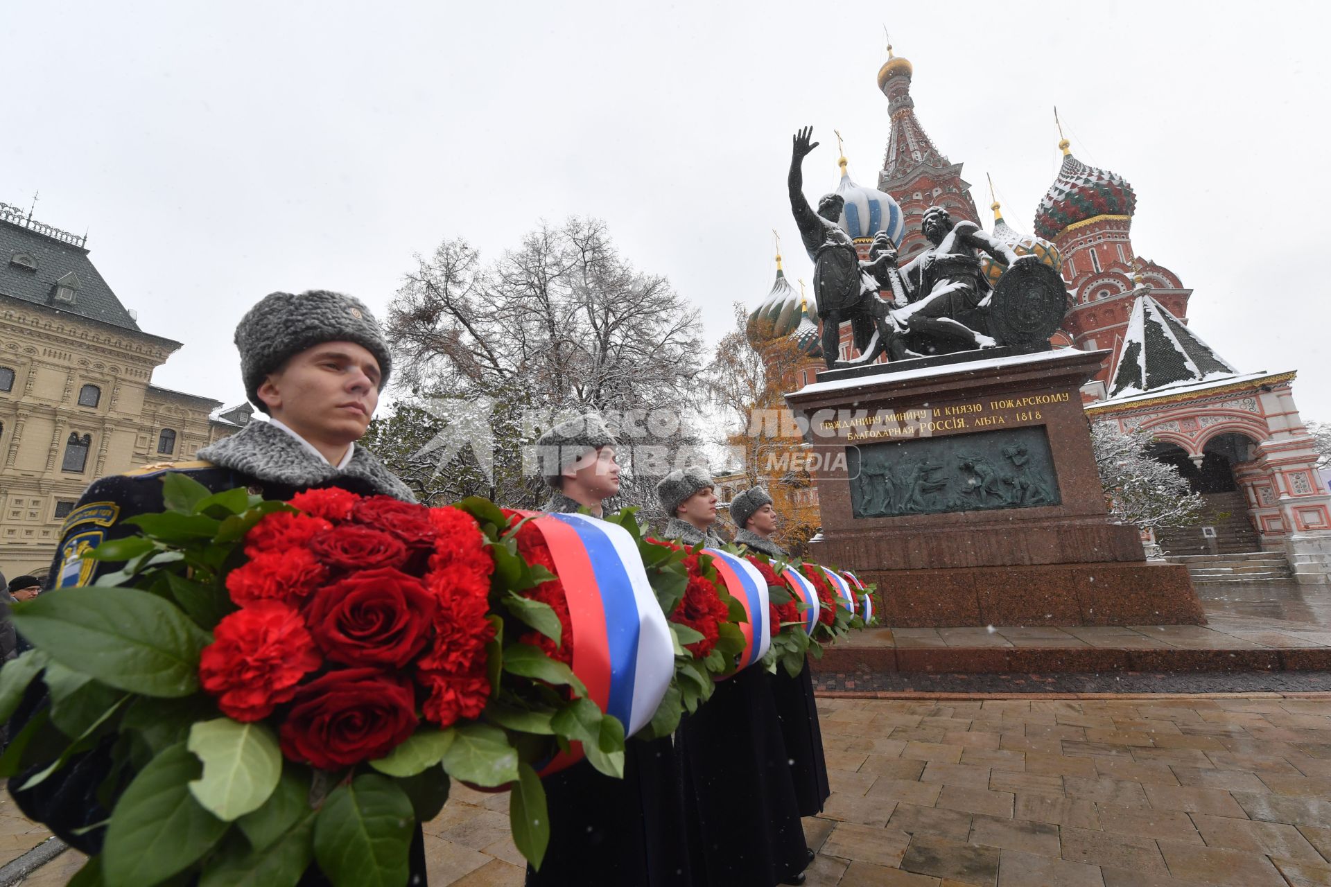 Возложение цветов к памятнику Минину и Пожарскому в День народного единства