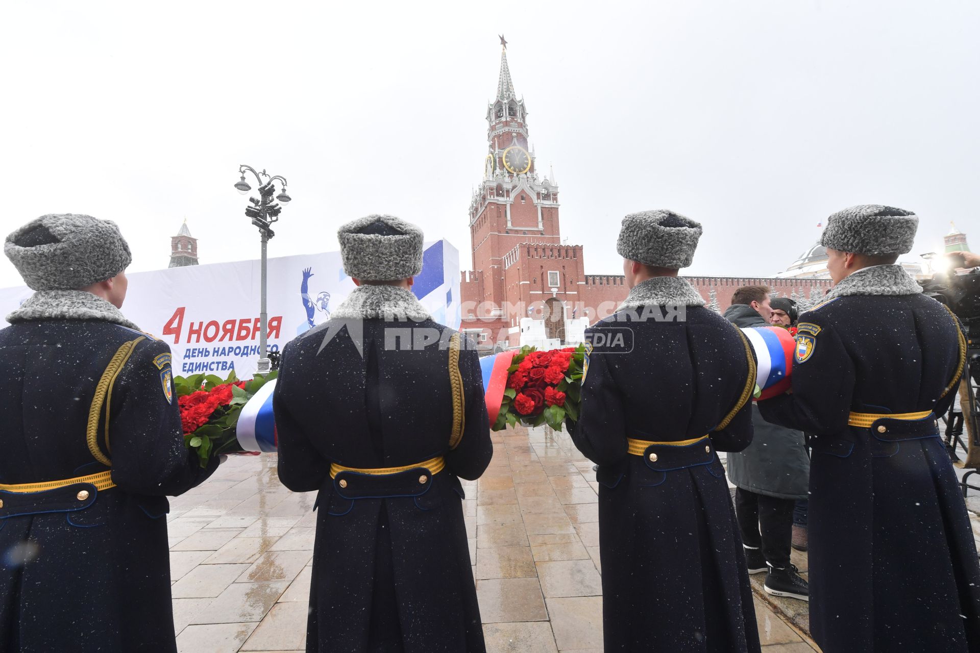 Возложение цветов к памятнику Минину и Пожарскому в День народного единства