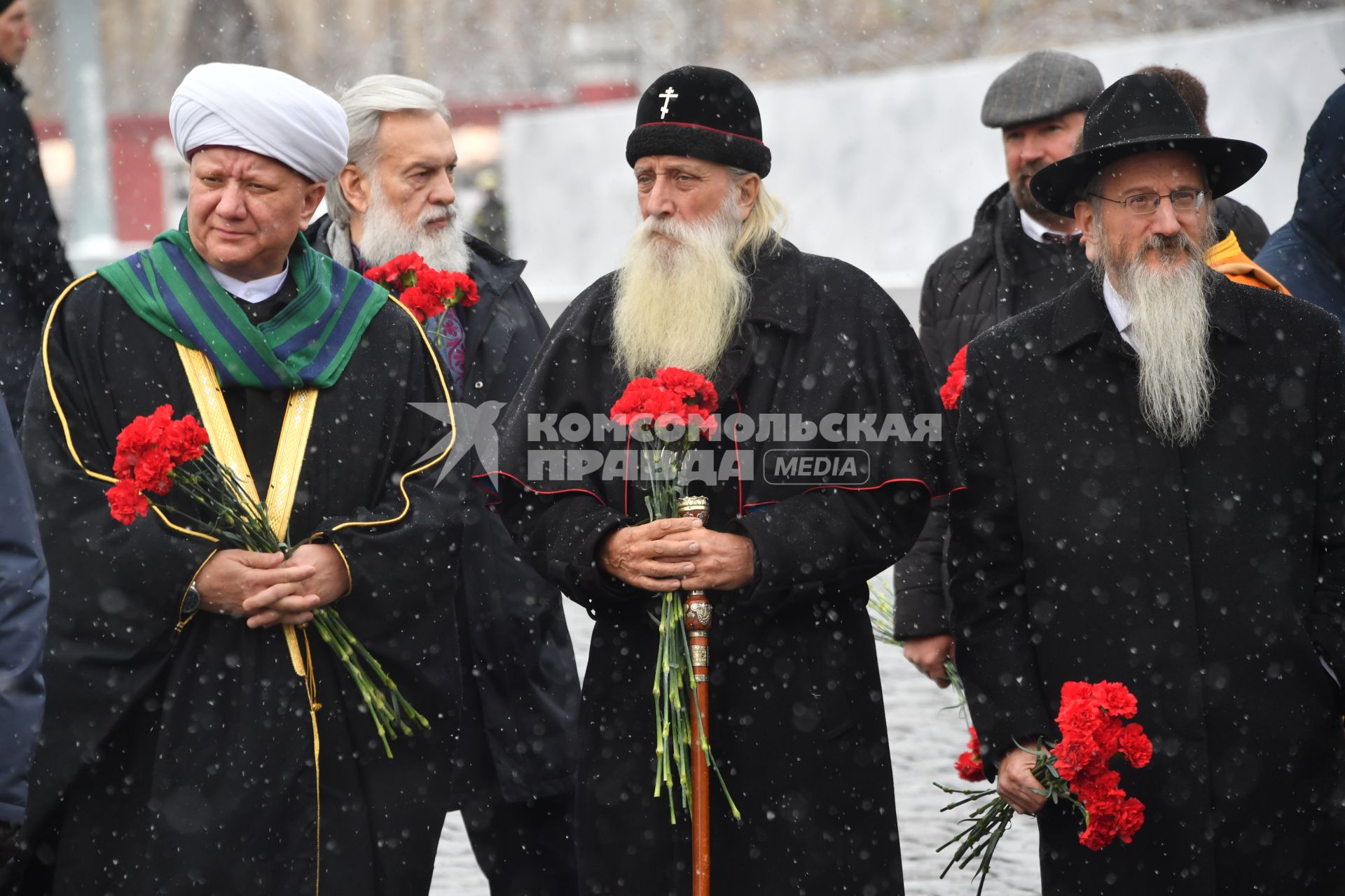 Возложение цветов к памятнику Минину и Пожарскому в День народного единства